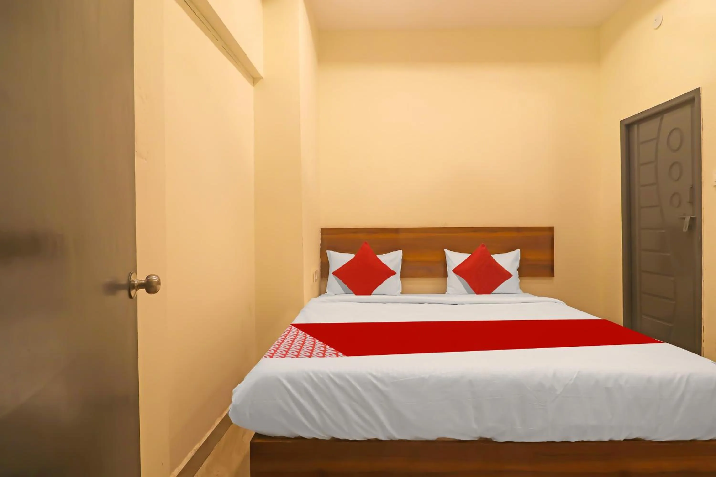 Bedroom, Bed in Hotel O Ragas Inn