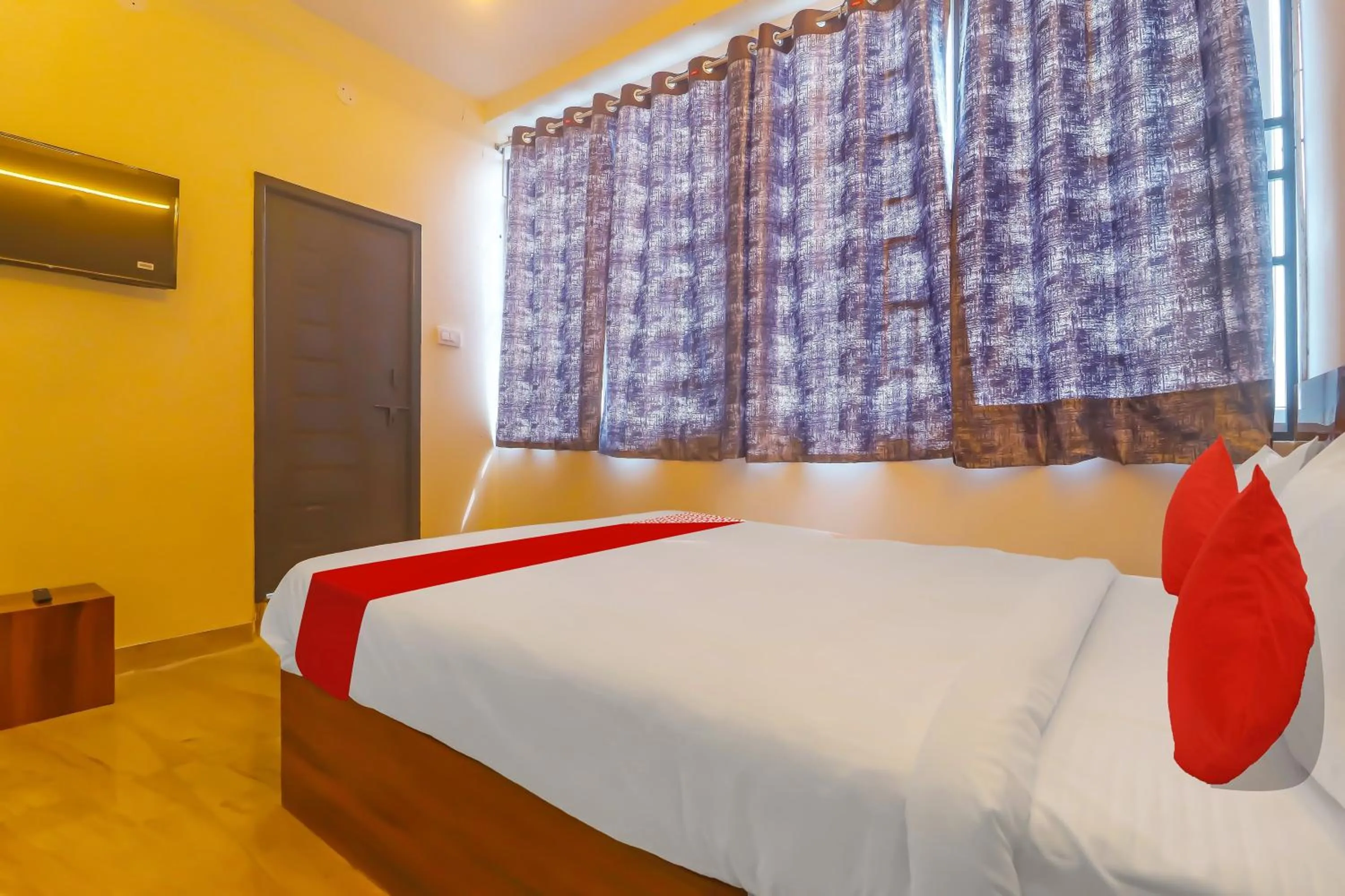 Bedroom, Bed in Hotel O Ragas Inn