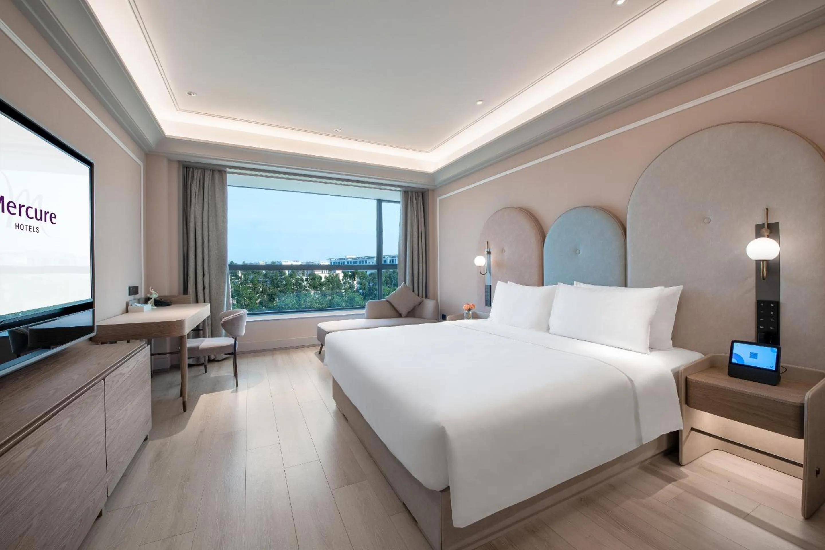 Bed in Mercure Guangzhou Baiyun International Airport - Airport Free Shuttle Bus