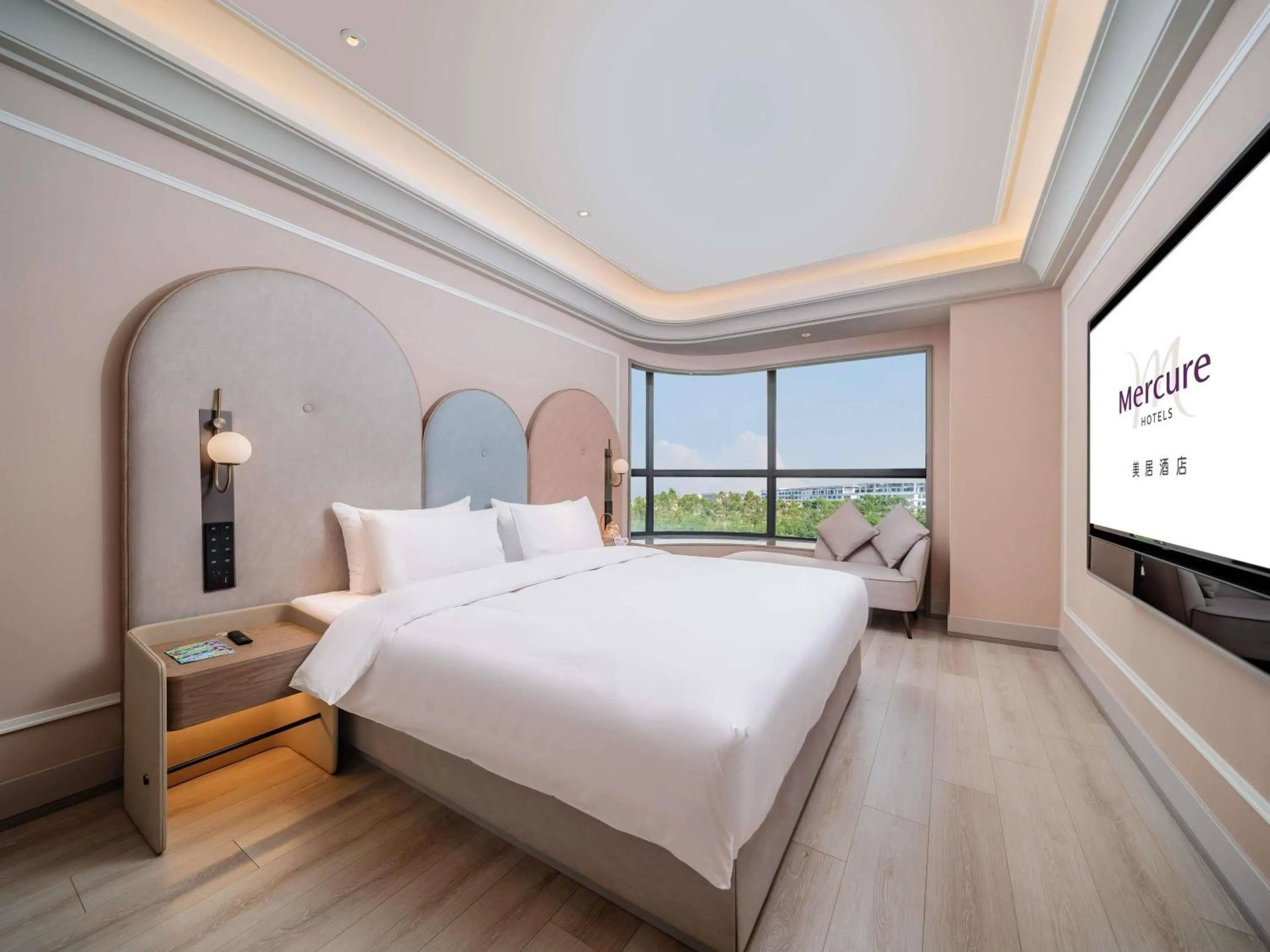 Photo of the whole room, Bed in Mercure Guangzhou Baiyun International Airport - Airport Free Shuttle Bus
