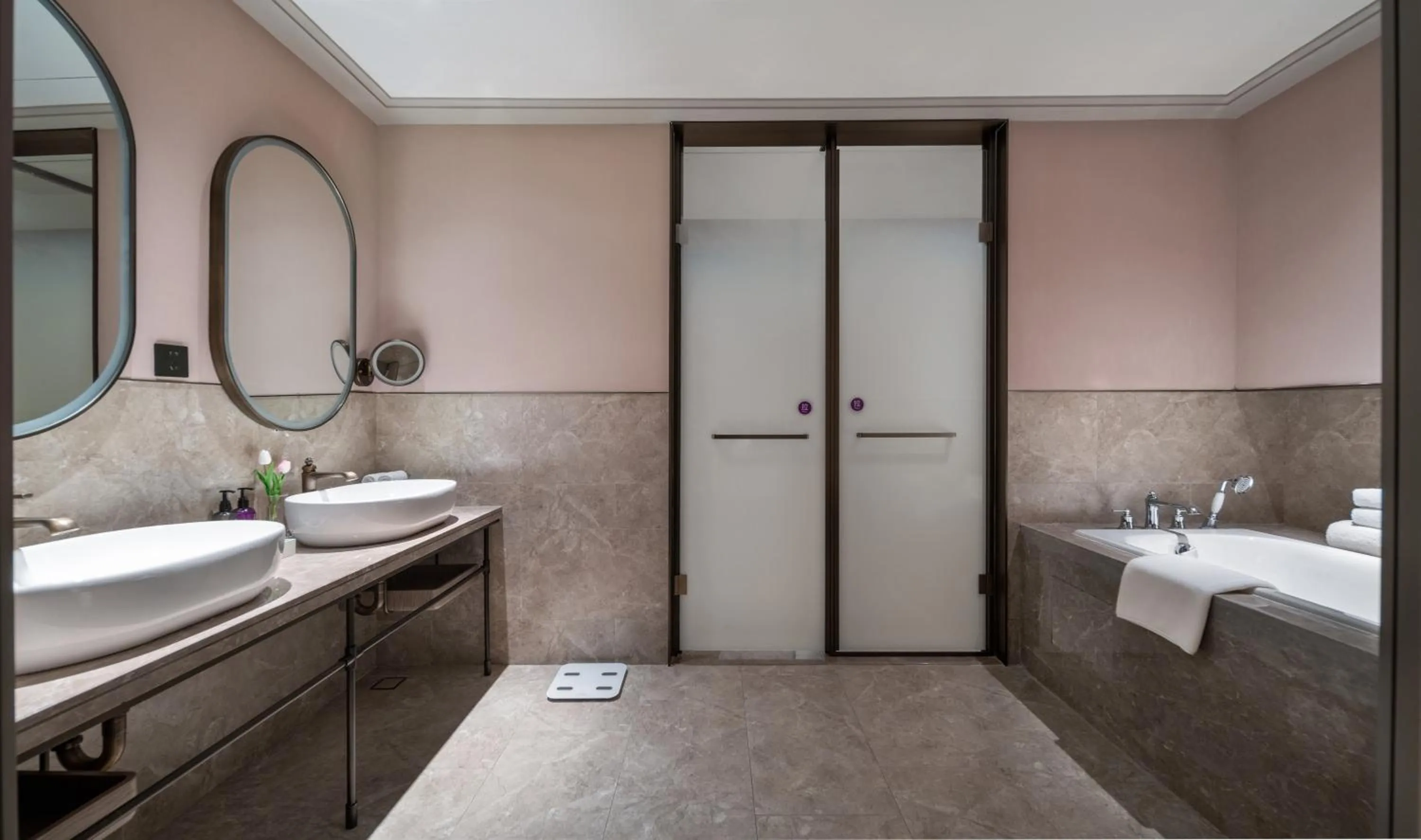 Bathroom, Bed in Mercure Guangzhou Baiyun International Airport - Airport Free Shuttle Bus