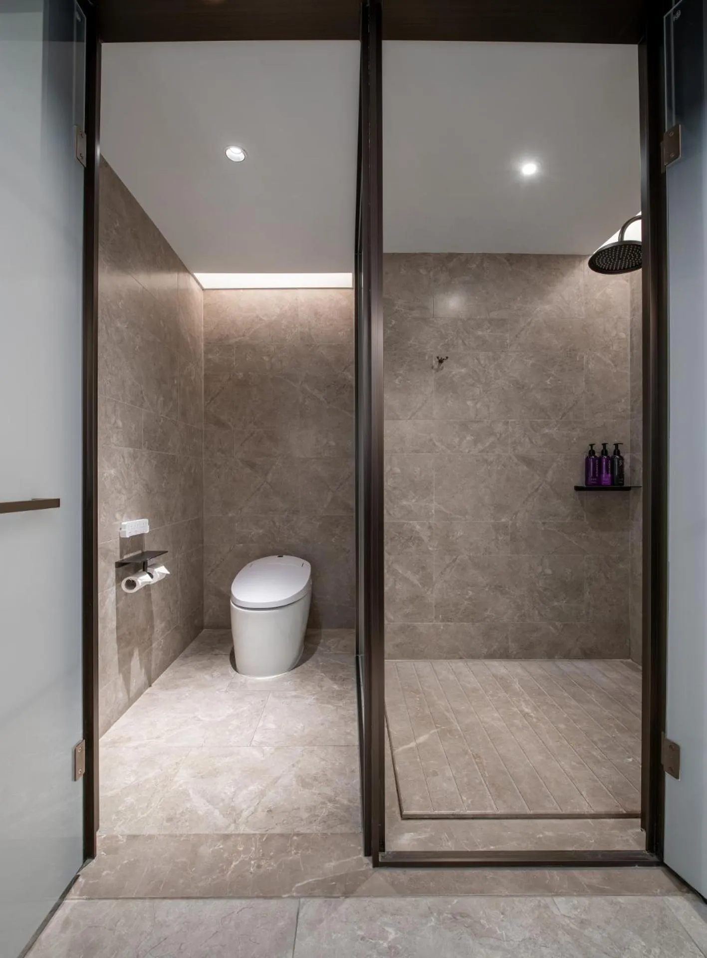 Shower in Mercure Guangzhou Baiyun International Airport - Airport Free Shuttle Bus