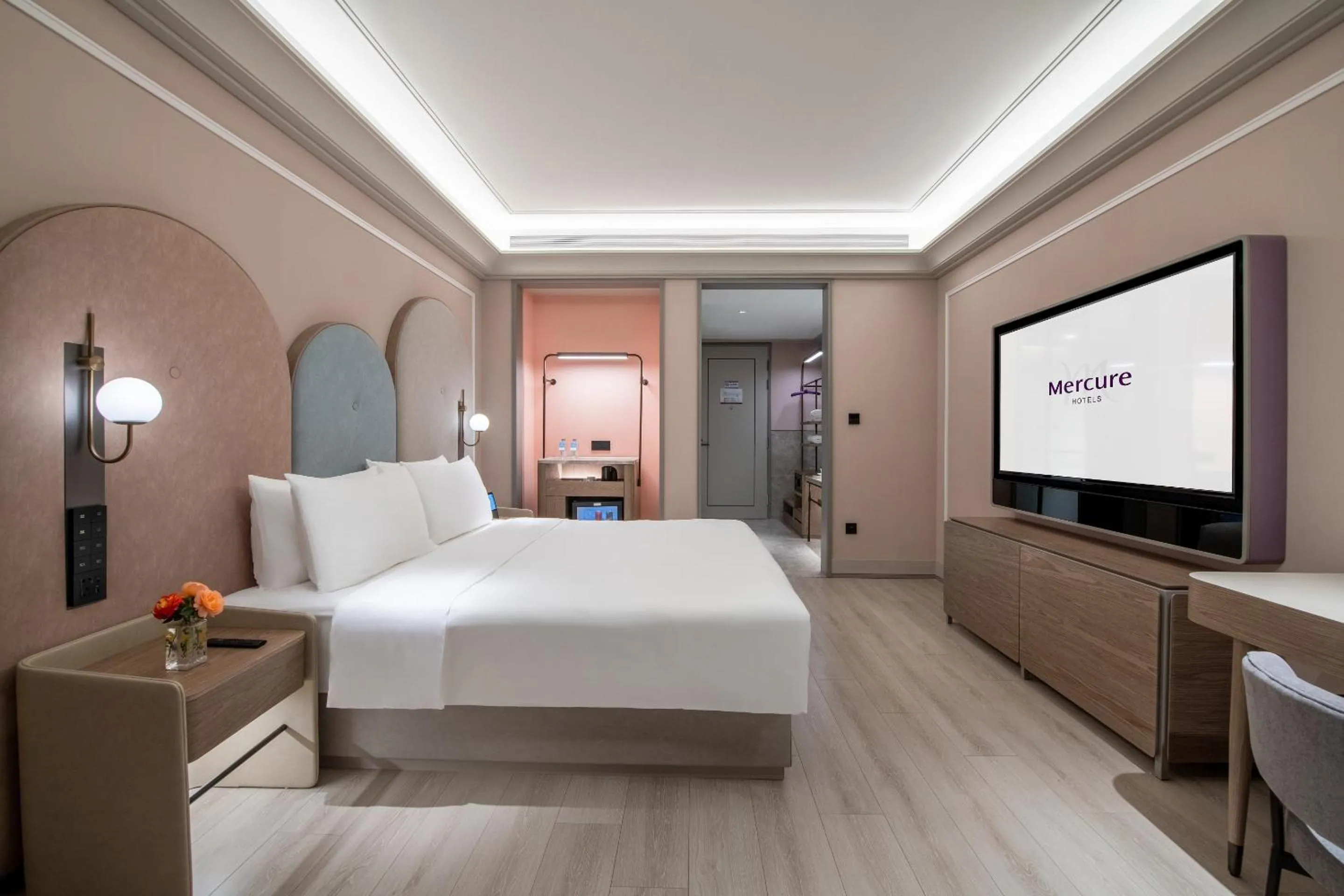 Photo of the whole room, Bed in Mercure Guangzhou Baiyun International Airport - Airport Free Shuttle Bus