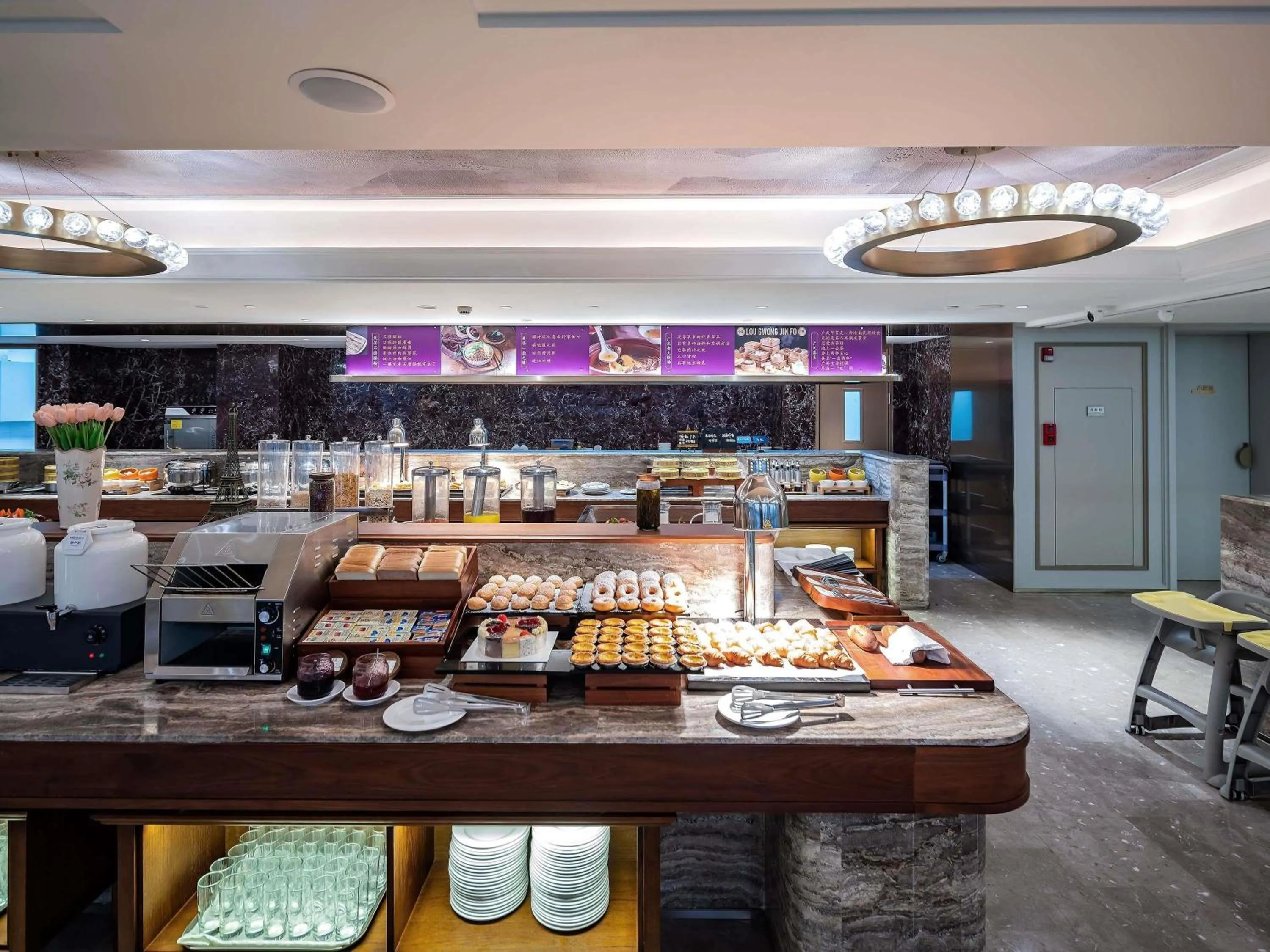 Restaurant/places to eat in Mercure Guangzhou Baiyun International Airport - Airport Free Shuttle Bus