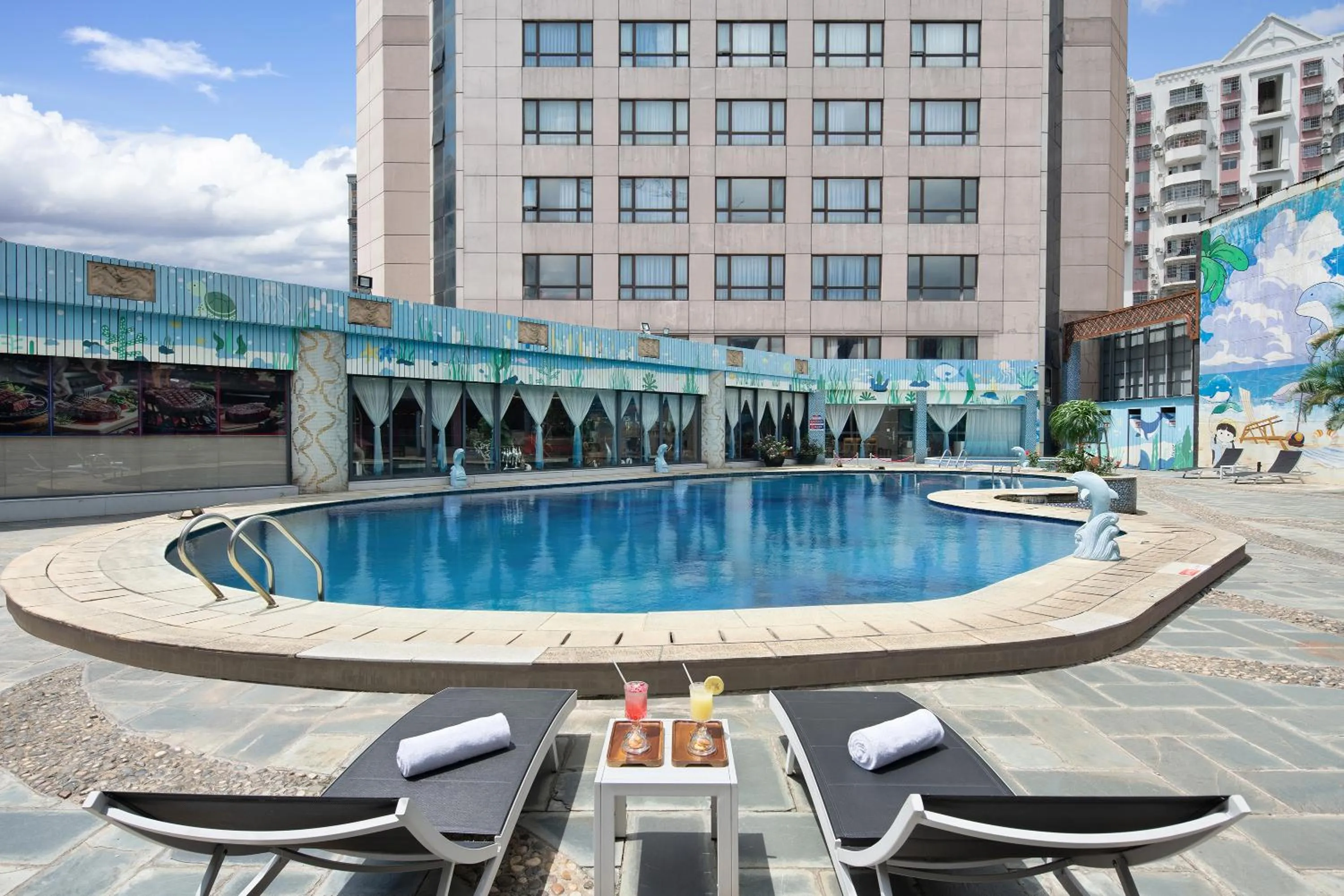 Swimming pool in Haikou Mingguang Shengyi Hotel (Previous Mingguang International Hotel)