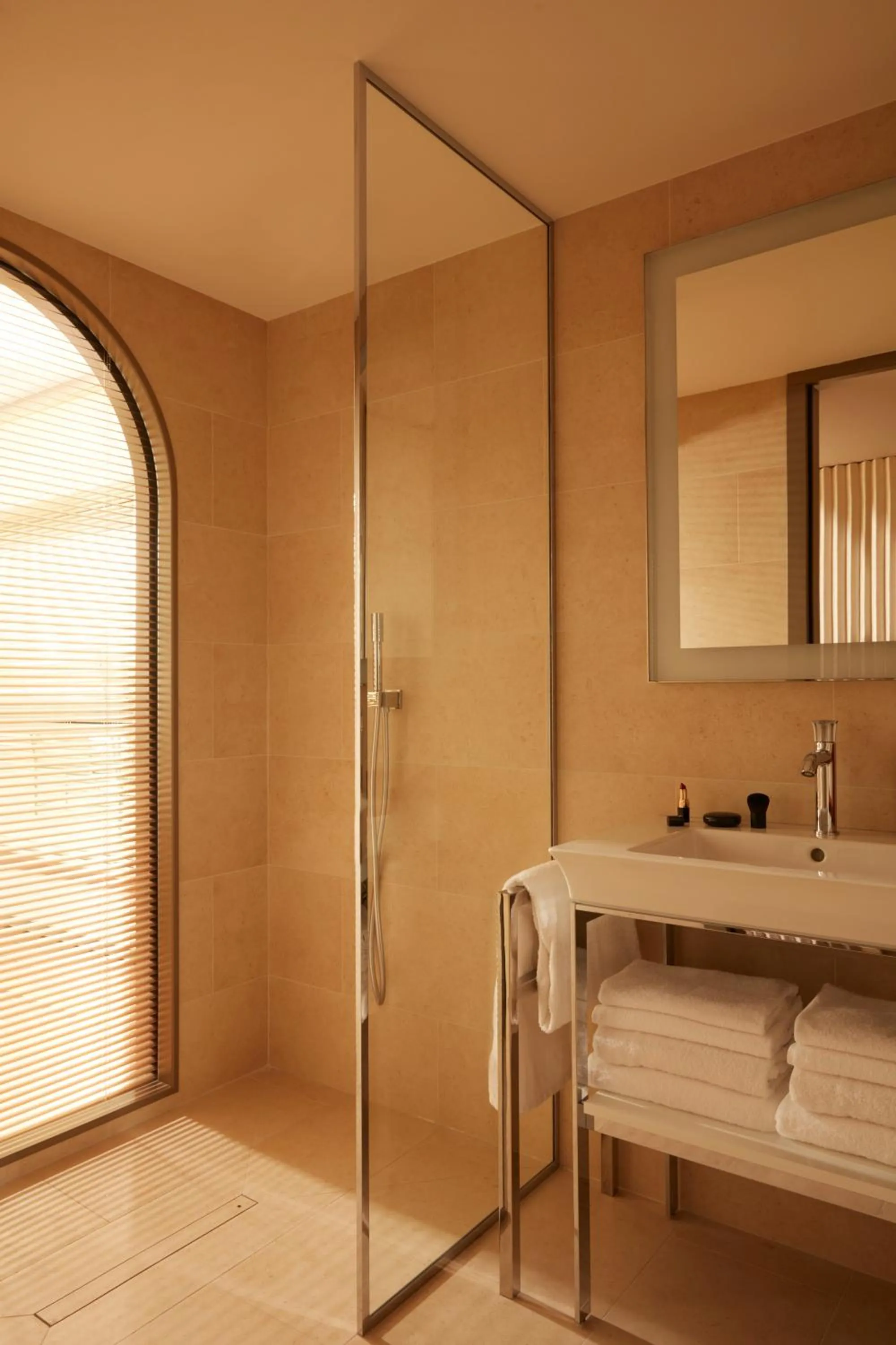 Shower in Mondrian Bordeaux Les Carmes