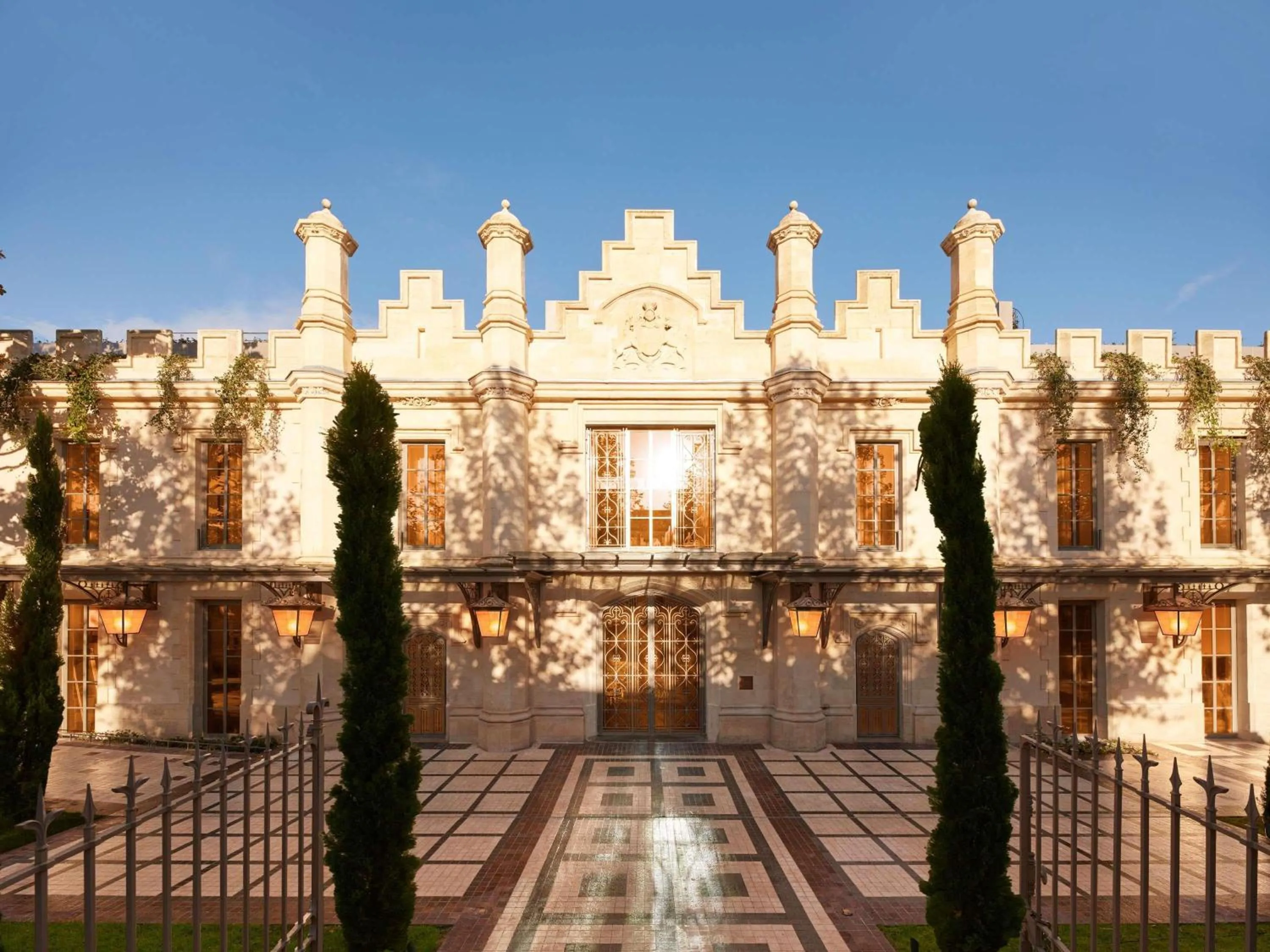 Property building in Mondrian Bordeaux Les Carmes