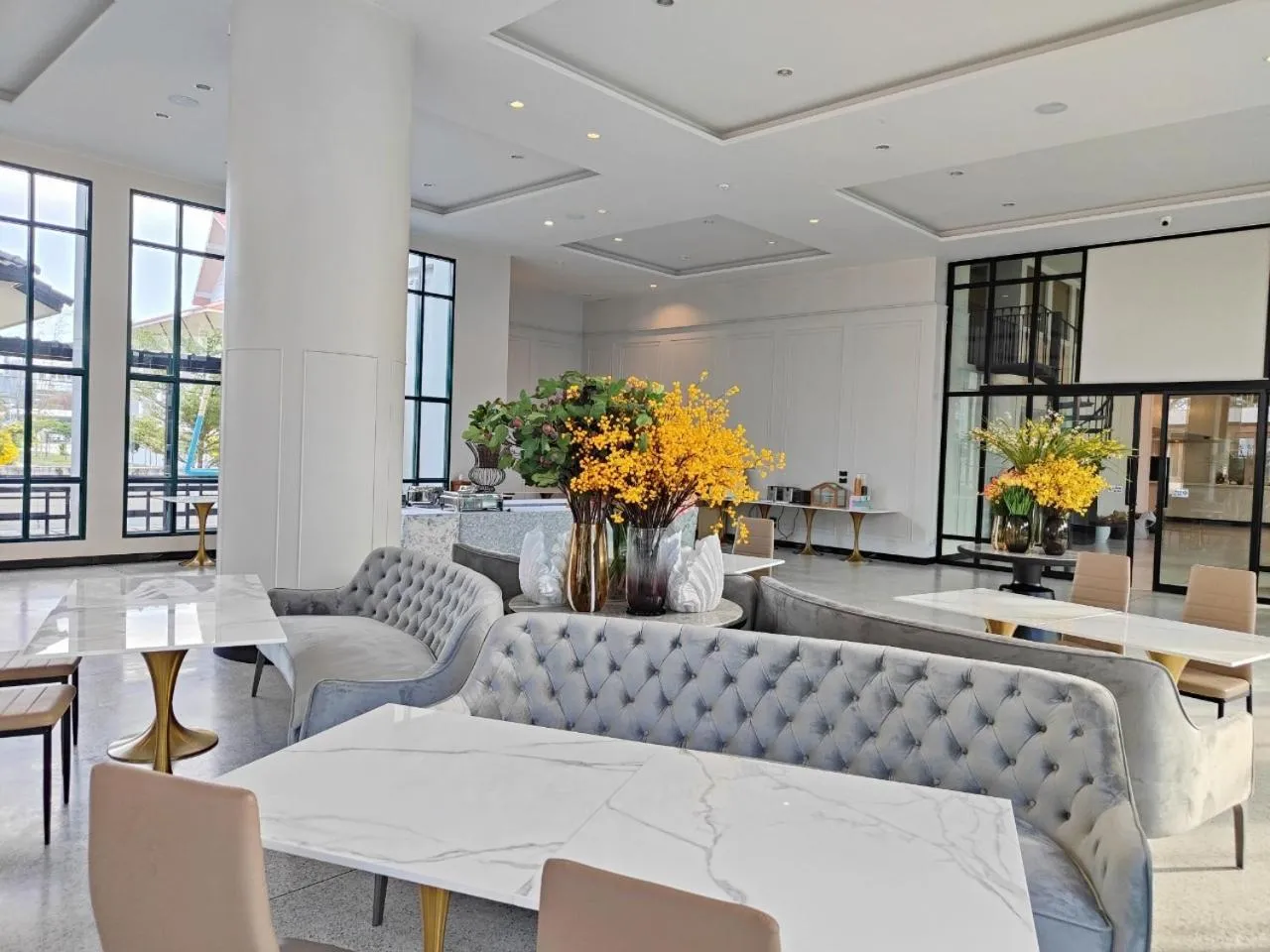 Restaurant/places to eat in Solis Beach Hotel Rajamangala