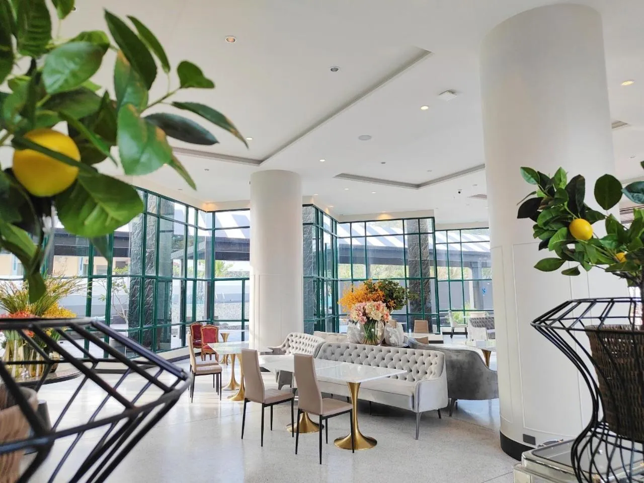 Restaurant/places to eat in Solis Beach Hotel Rajamangala