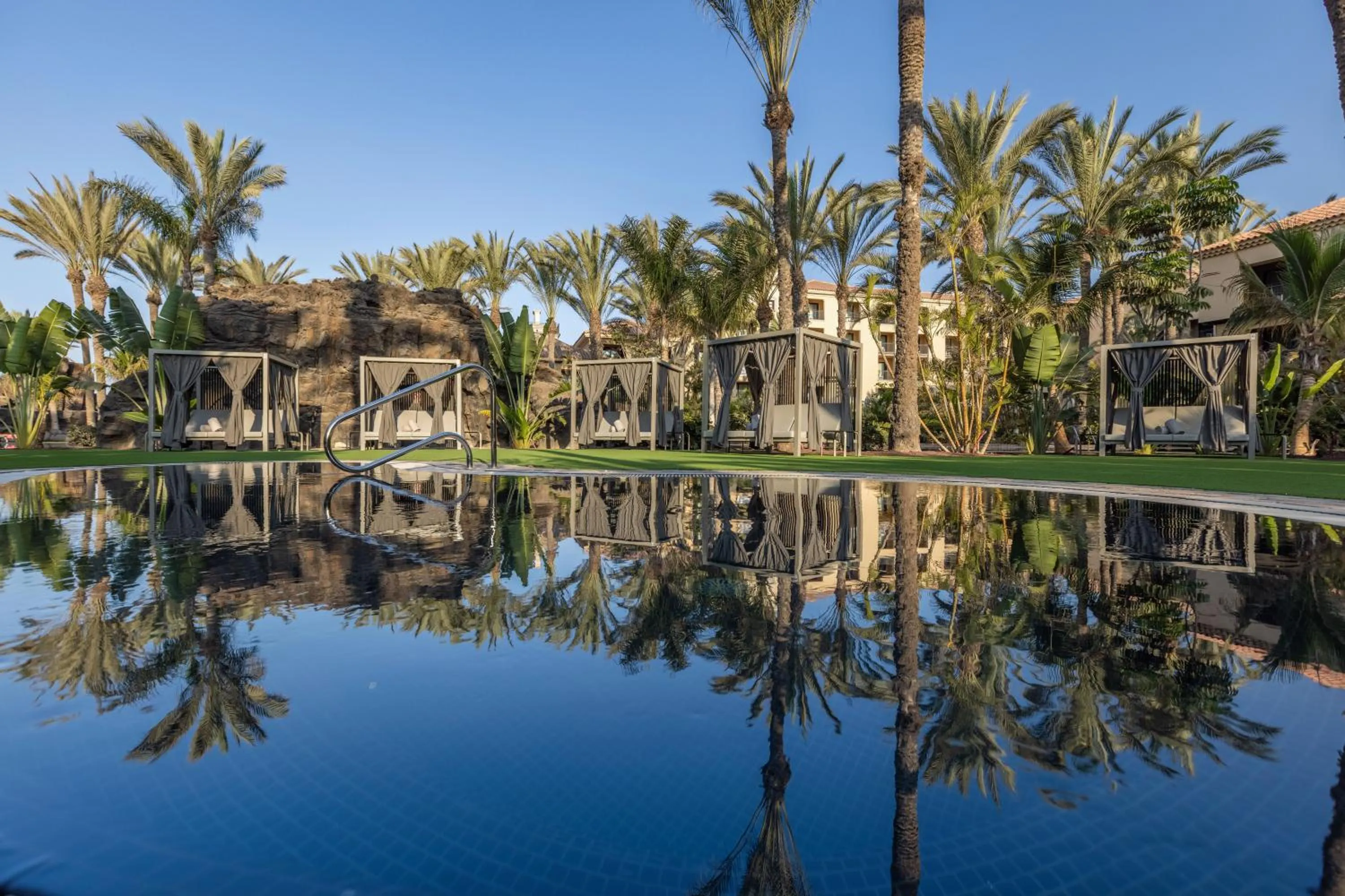 Swimming pool in Unique Club at Lopesan Costa Meloneras Resort