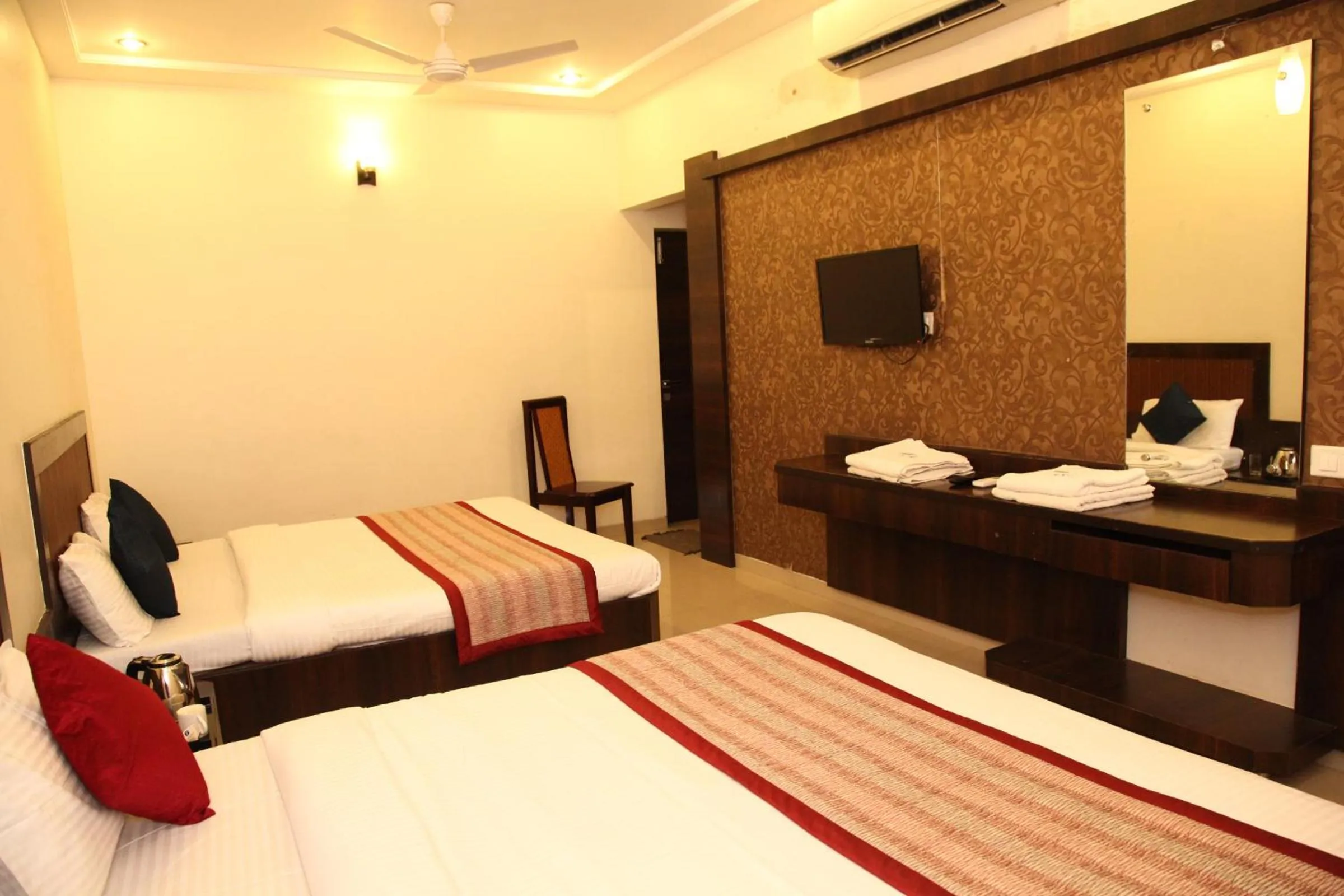 Landmark view, Bed in Hotel Sai Ramanand