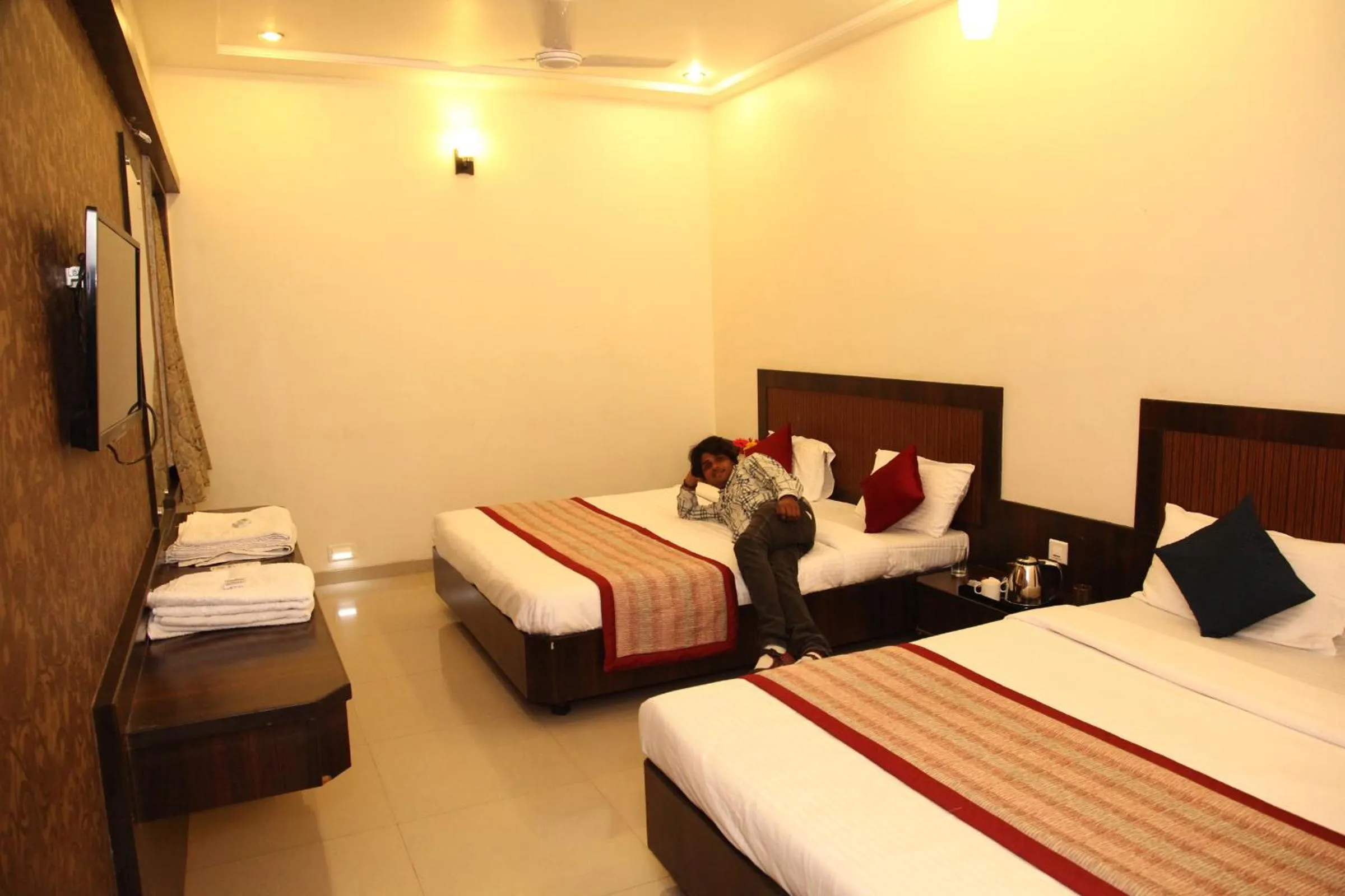Landmark view, Bed in Hotel Sai Ramanand