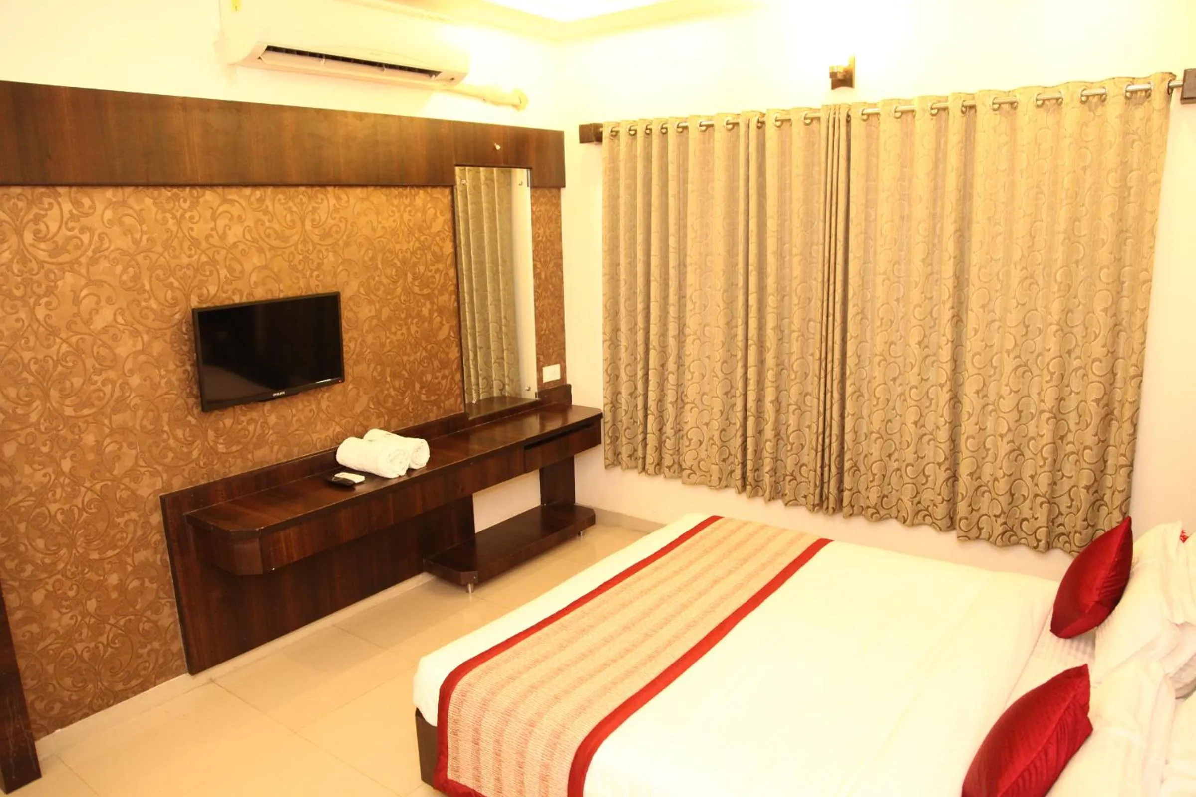 Landmark view, Bed in Hotel Sai Ramanand