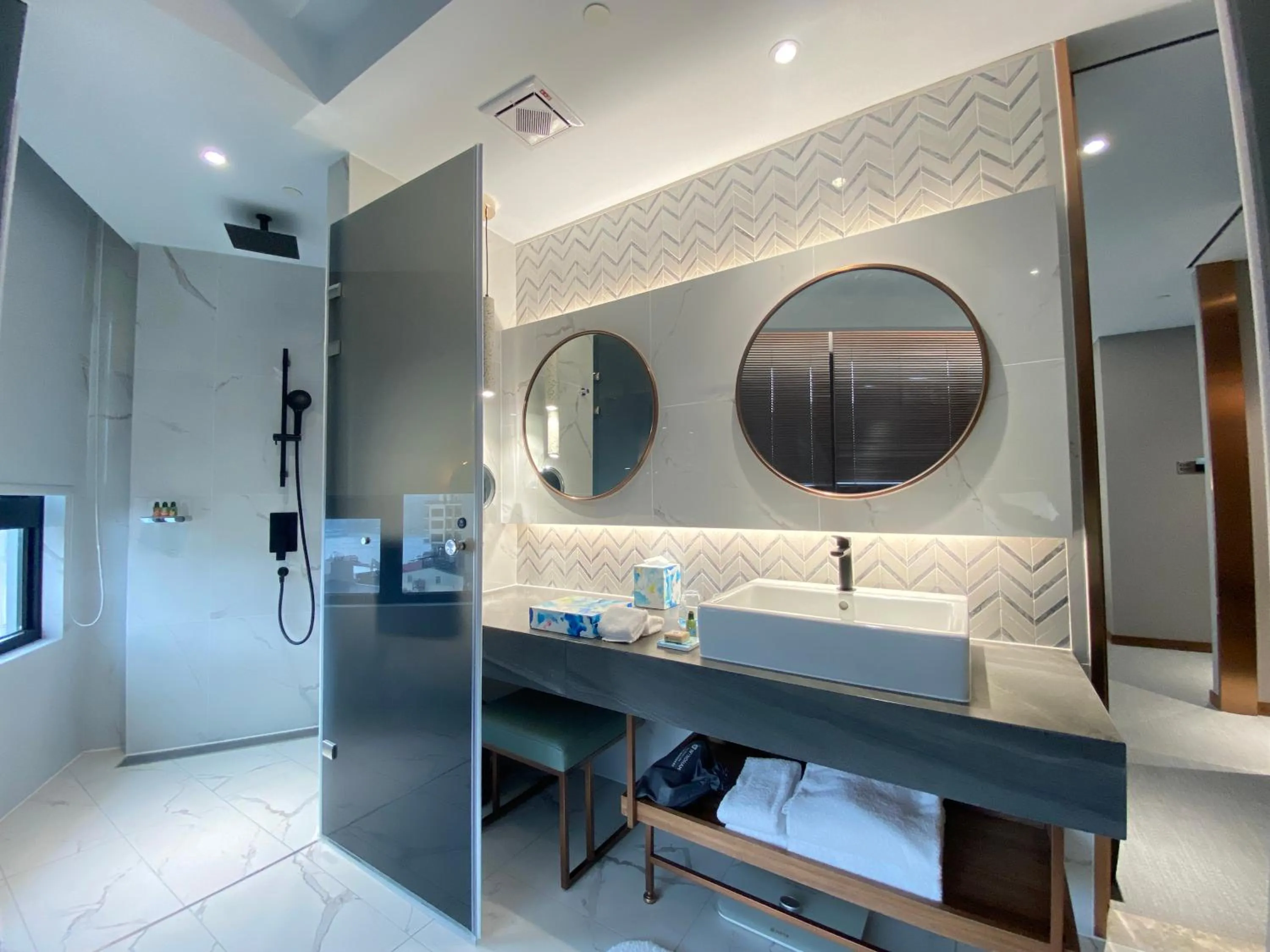 Bathroom, Bed in Wyndham Sun Moon Lake