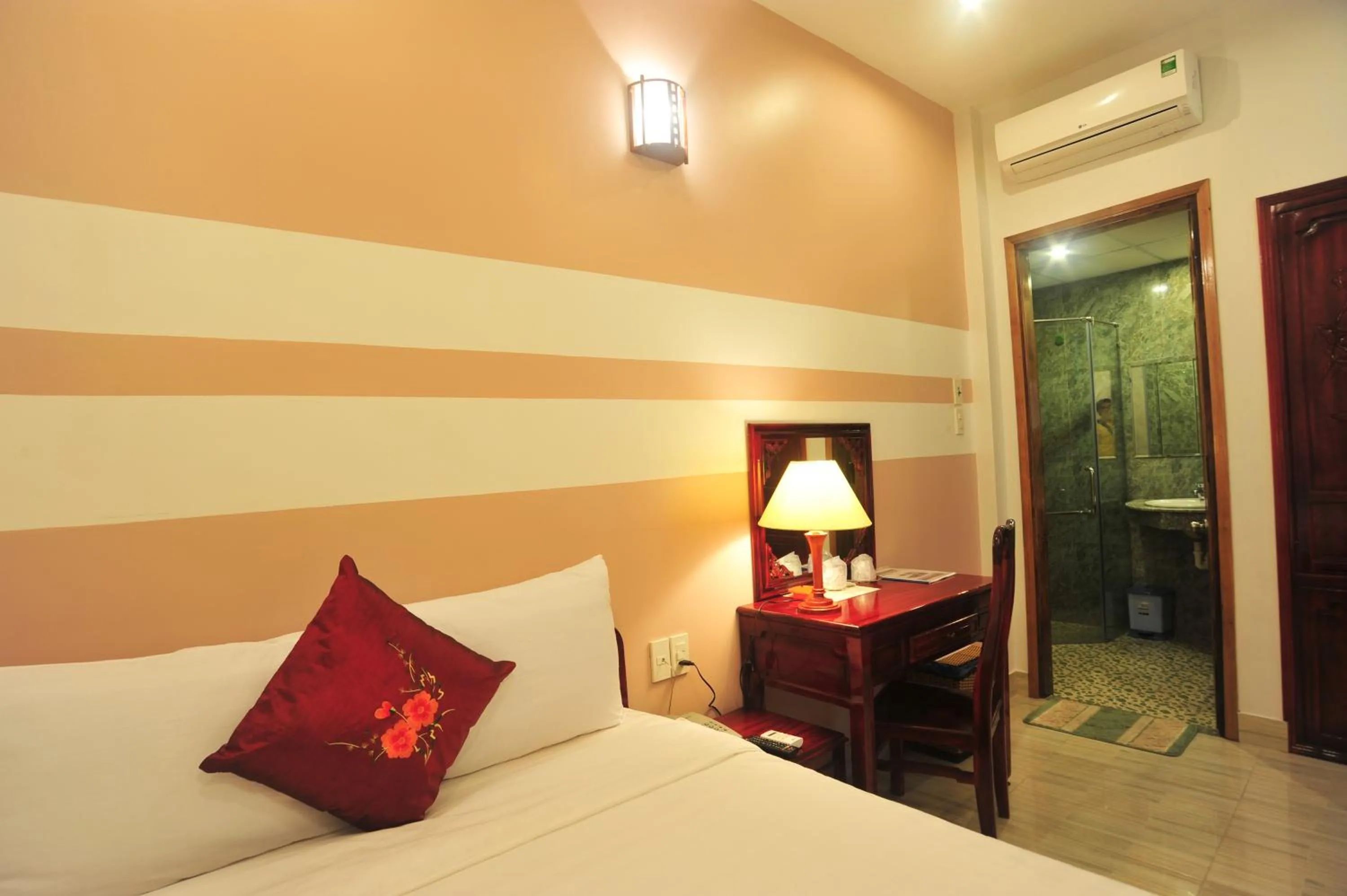Bedroom, Bed in Hong Thien Ruby Hotel