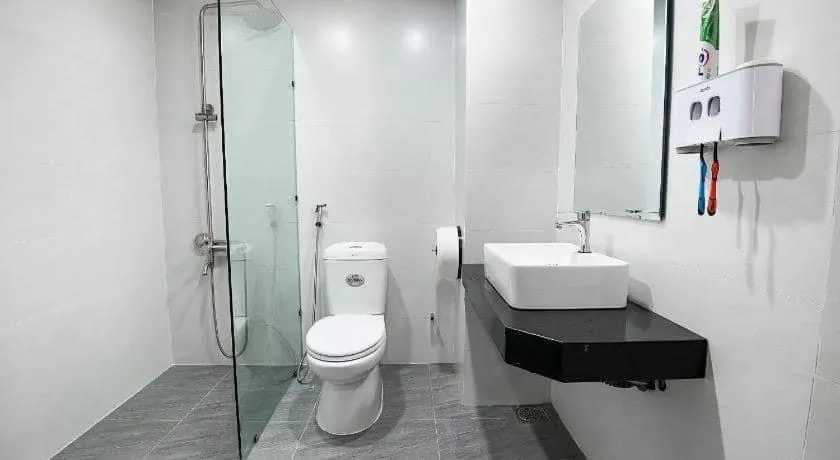 Shower in Hong Thien Ruby Hotel