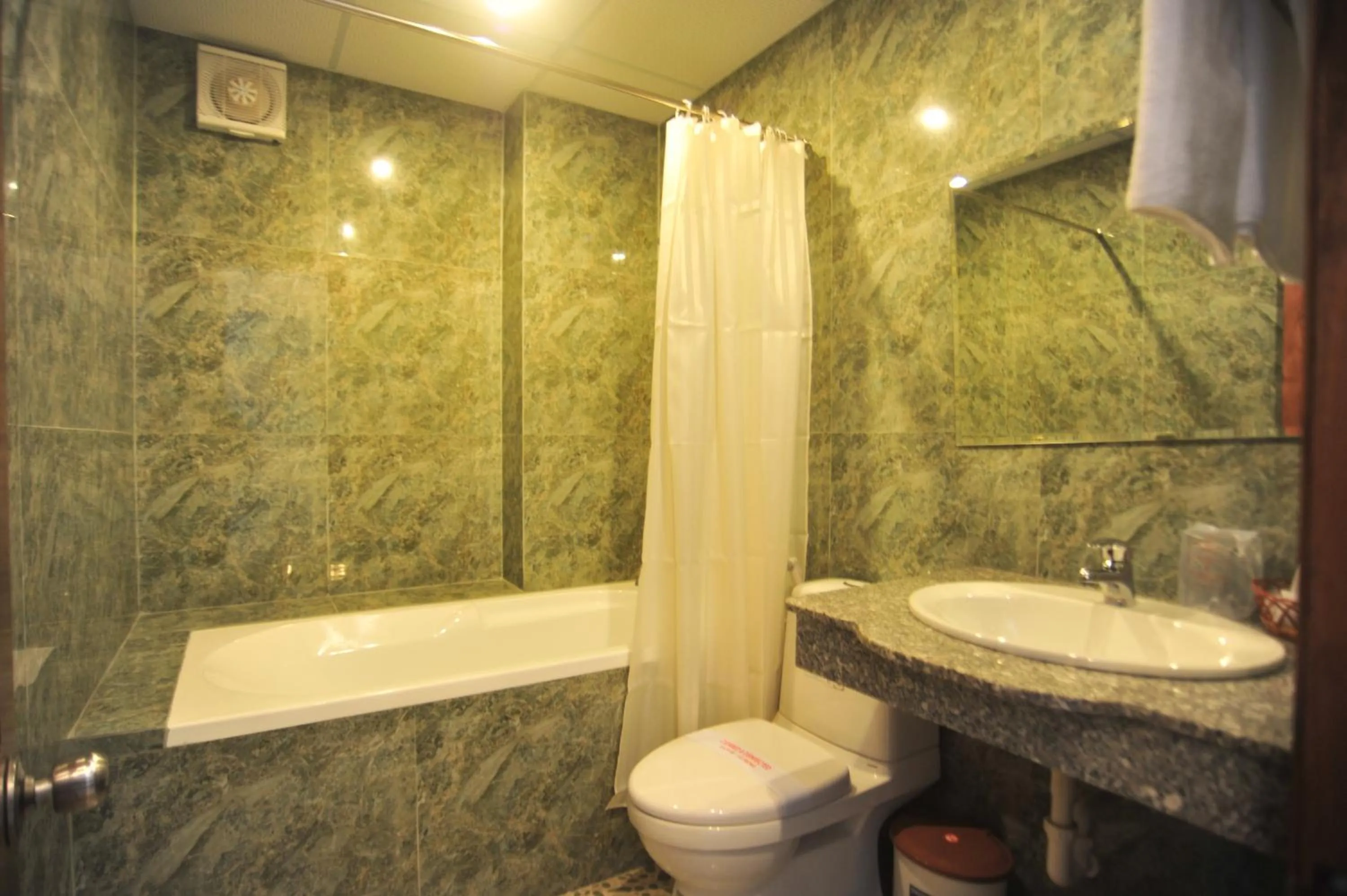 Shower in Hong Thien Ruby Hotel