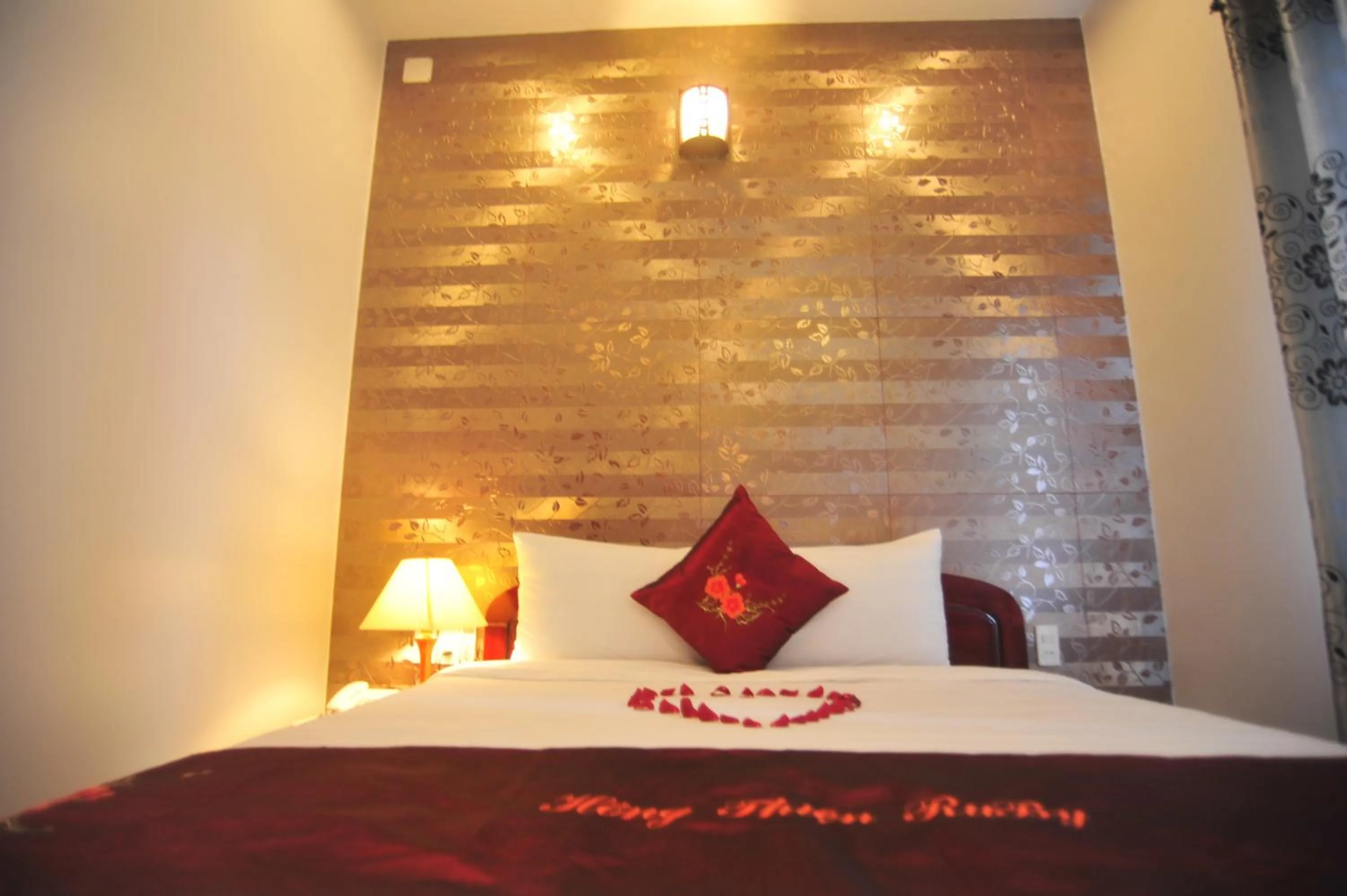 Bedroom, Bed in Hong Thien Ruby Hotel