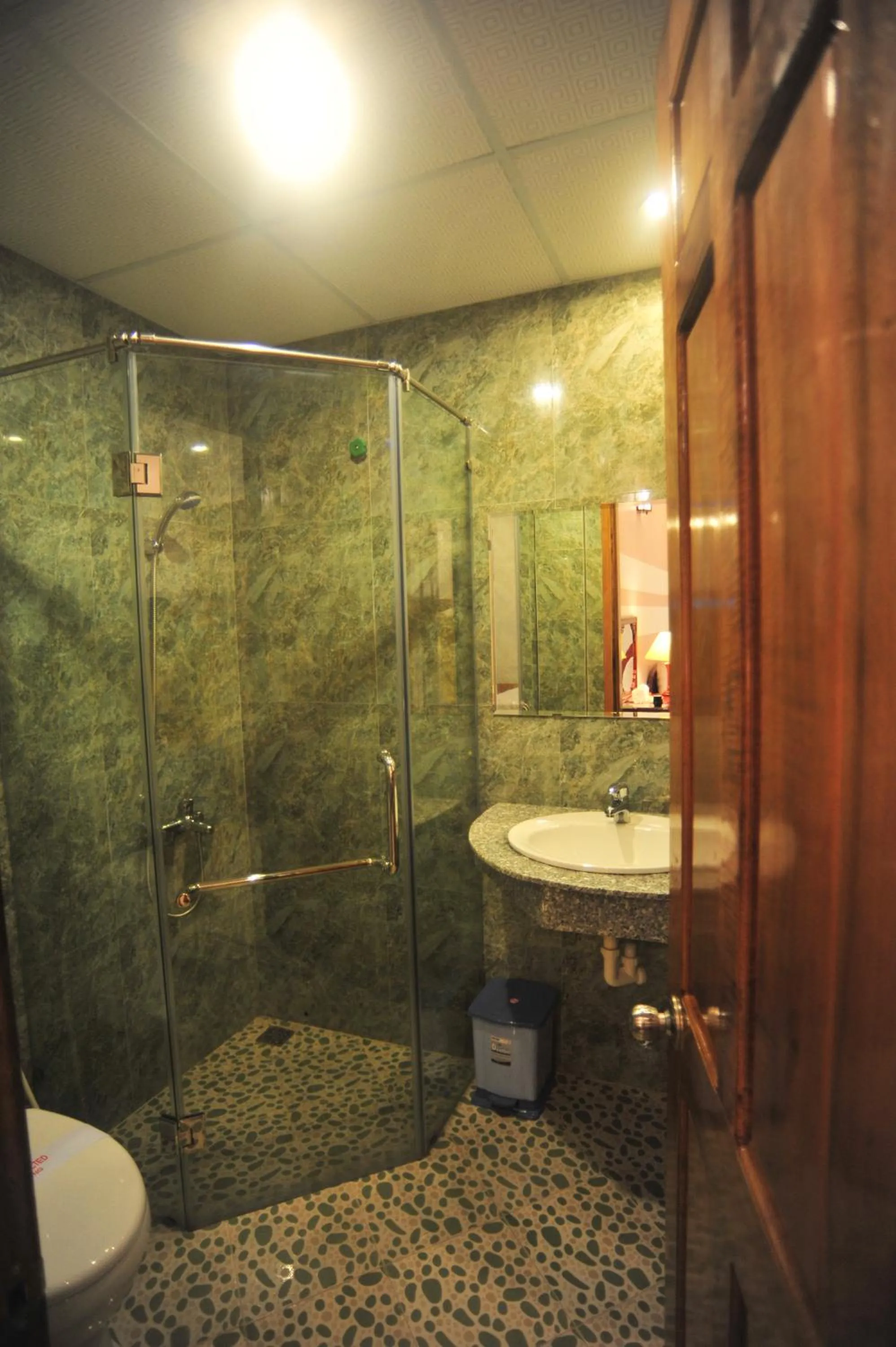 Shower in Hong Thien Ruby Hotel