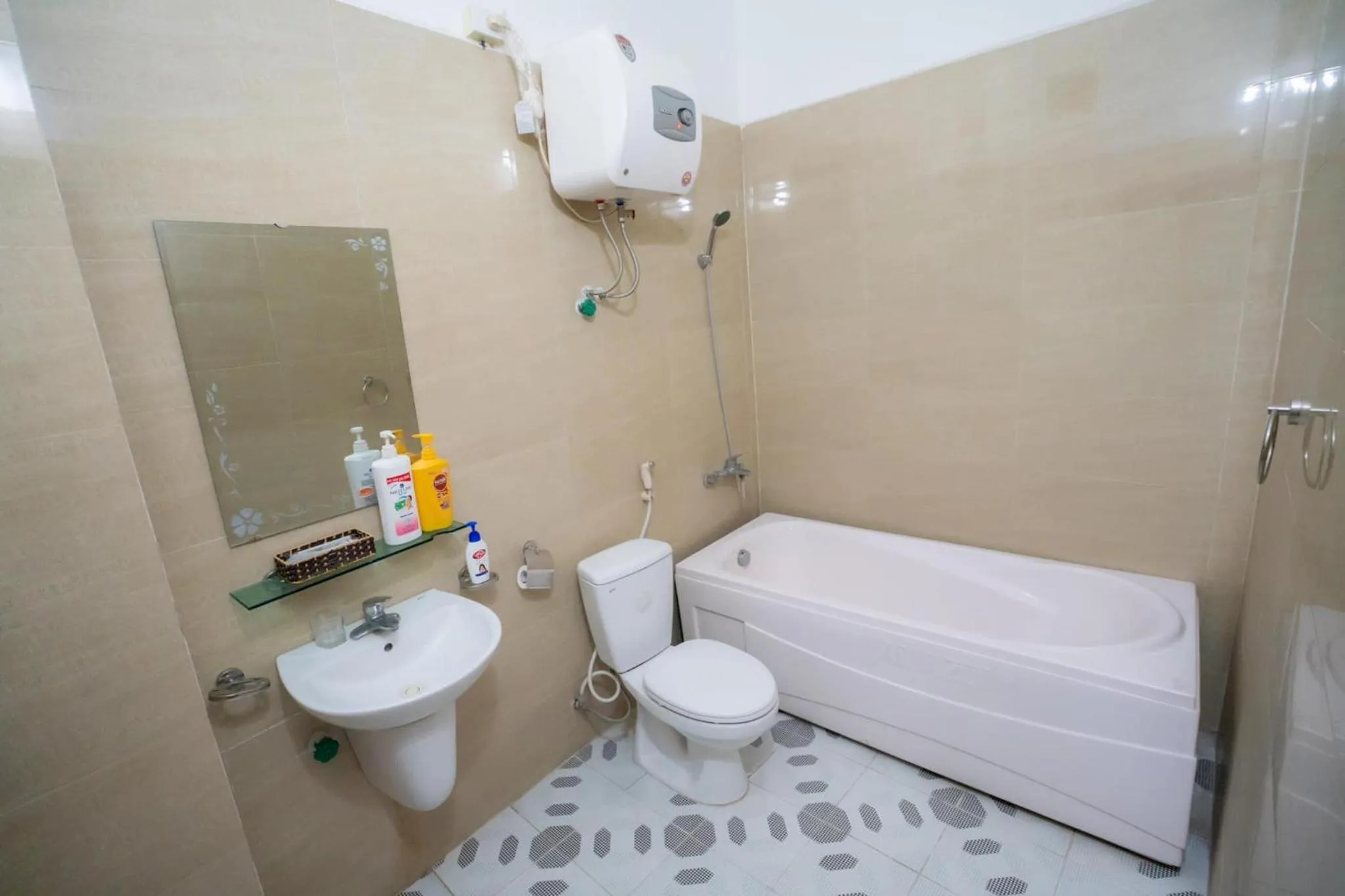 Toilet in Hoang Yen Hotel - Gần đại học Sư Phạm TN
