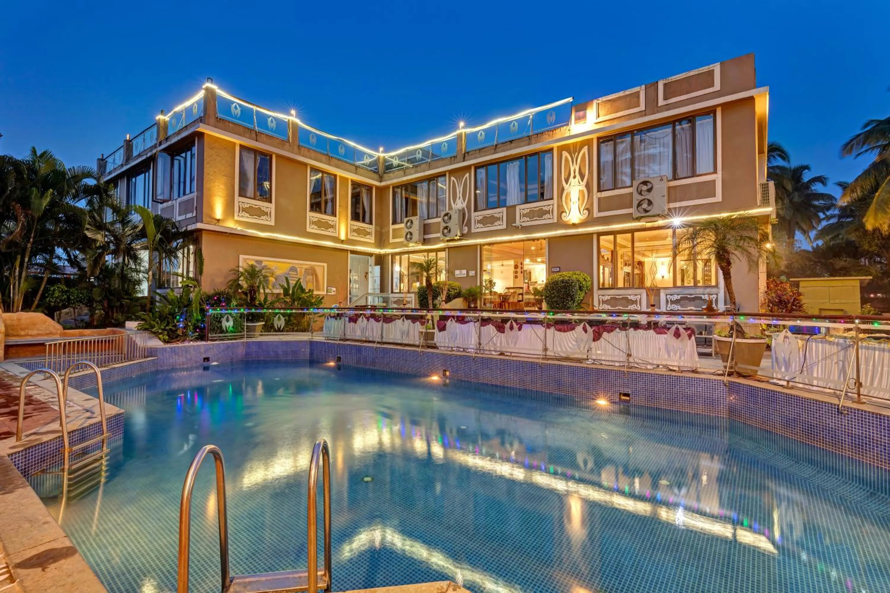 Swimming pool in Club Mahindra Acacia Palms