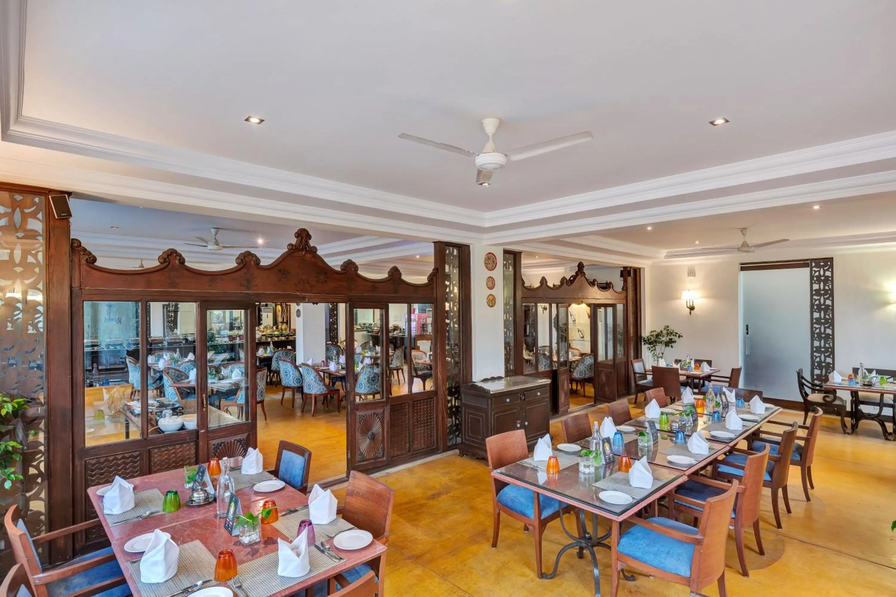 Restaurant/places to eat in Club Mahindra Acacia Palms