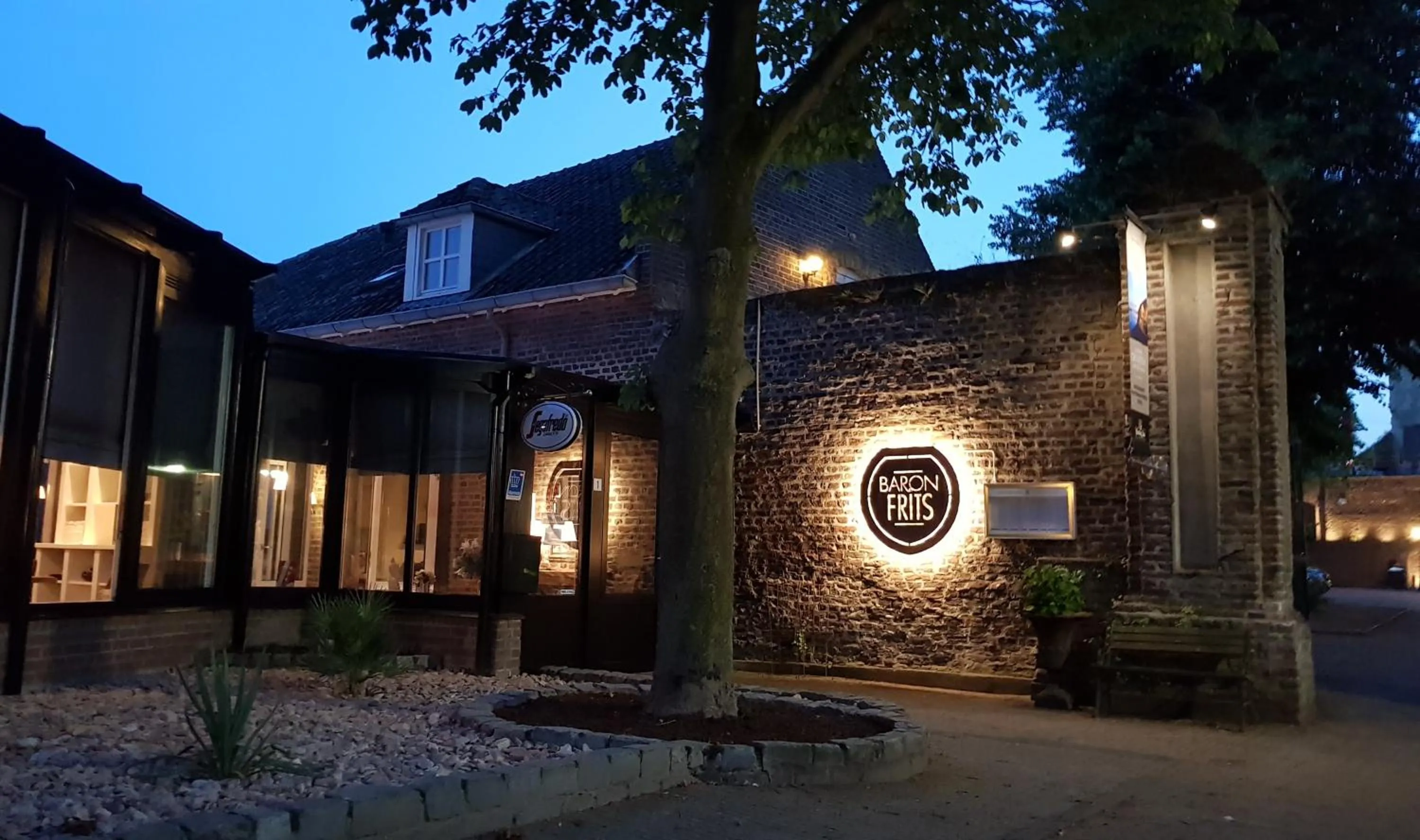 Facade/entrance in Baron Frits