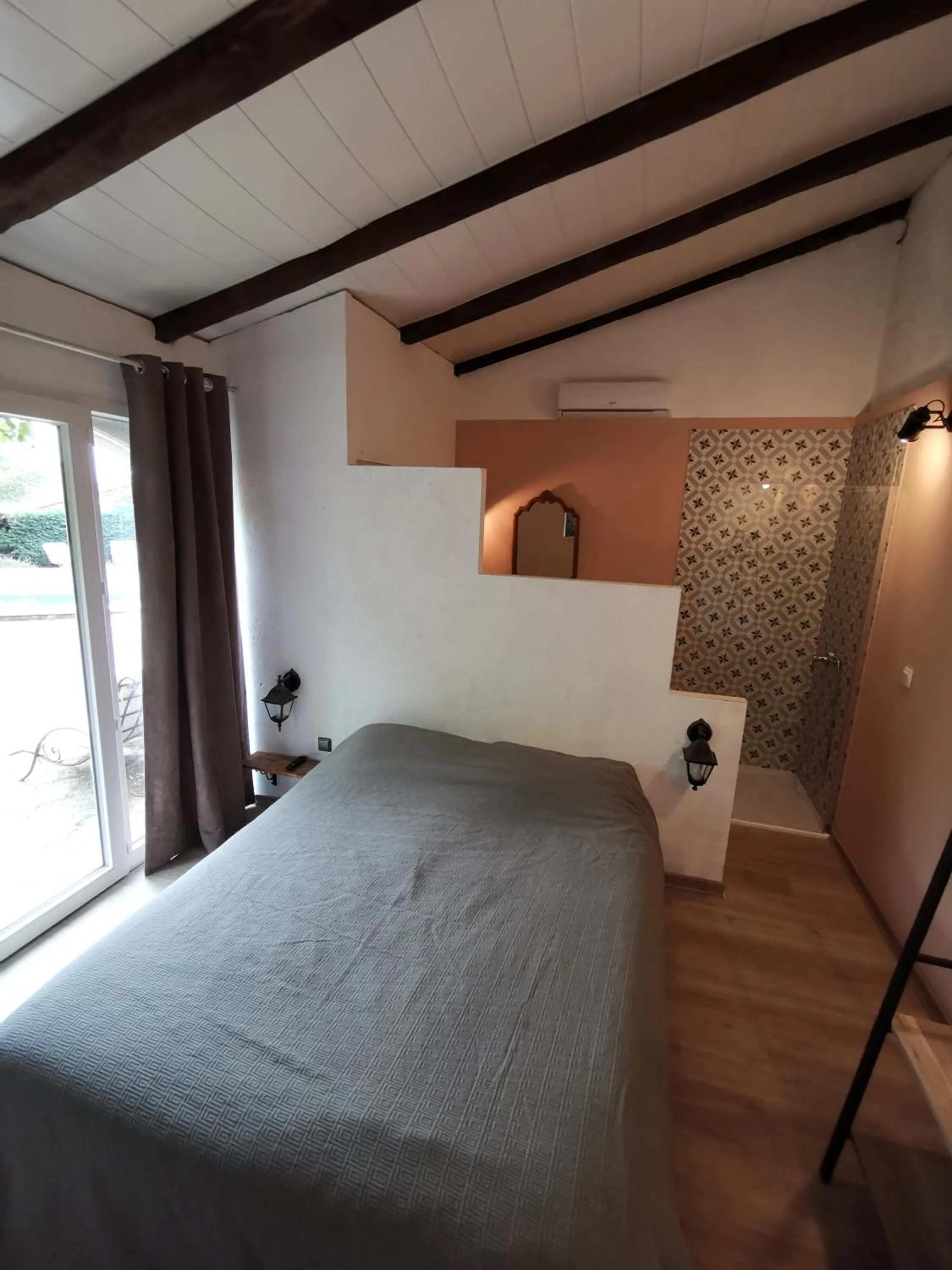 Shower, Bed in La Bastide des Mûriers