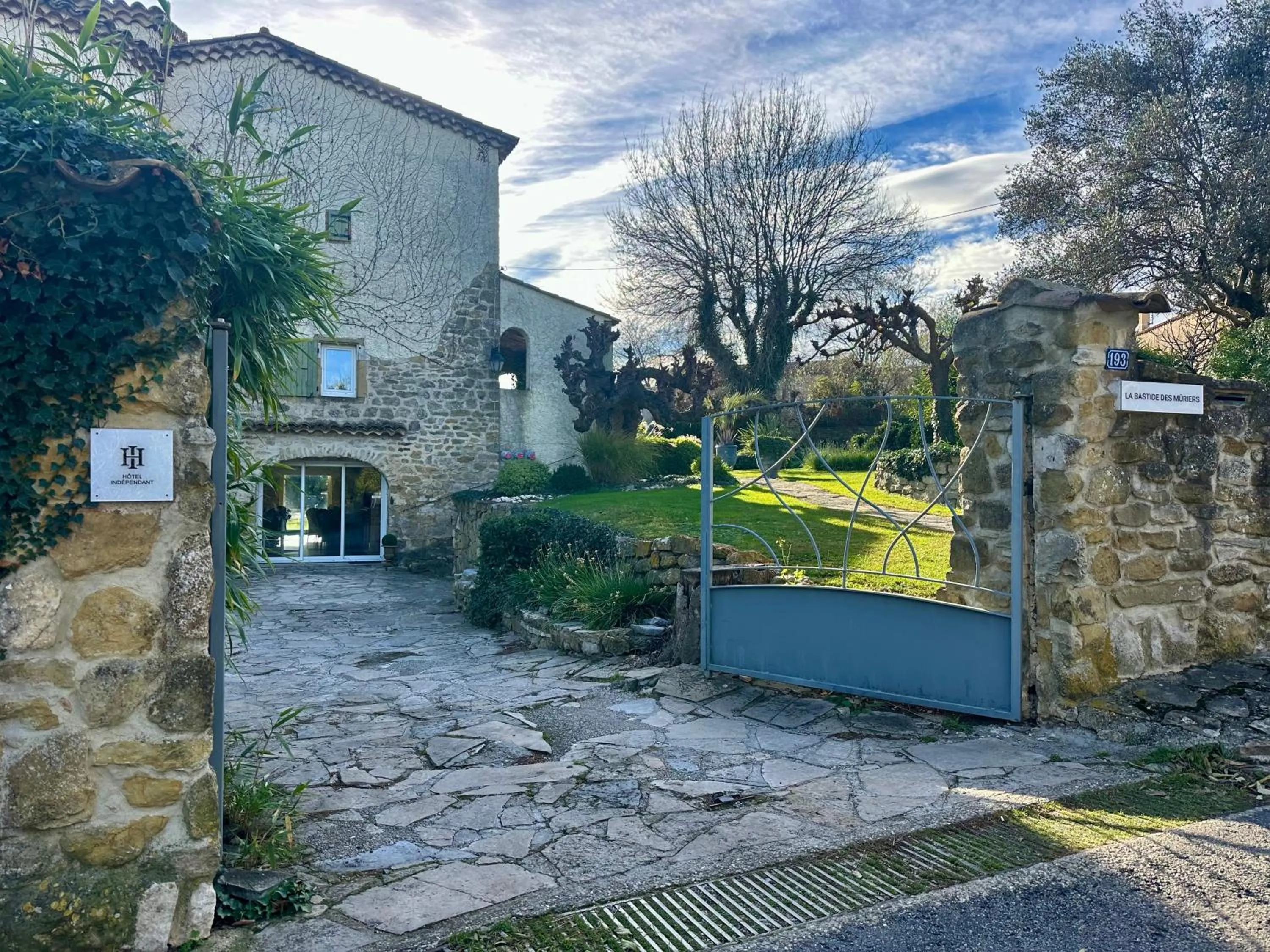 Property building in La Bastide des Mûriers