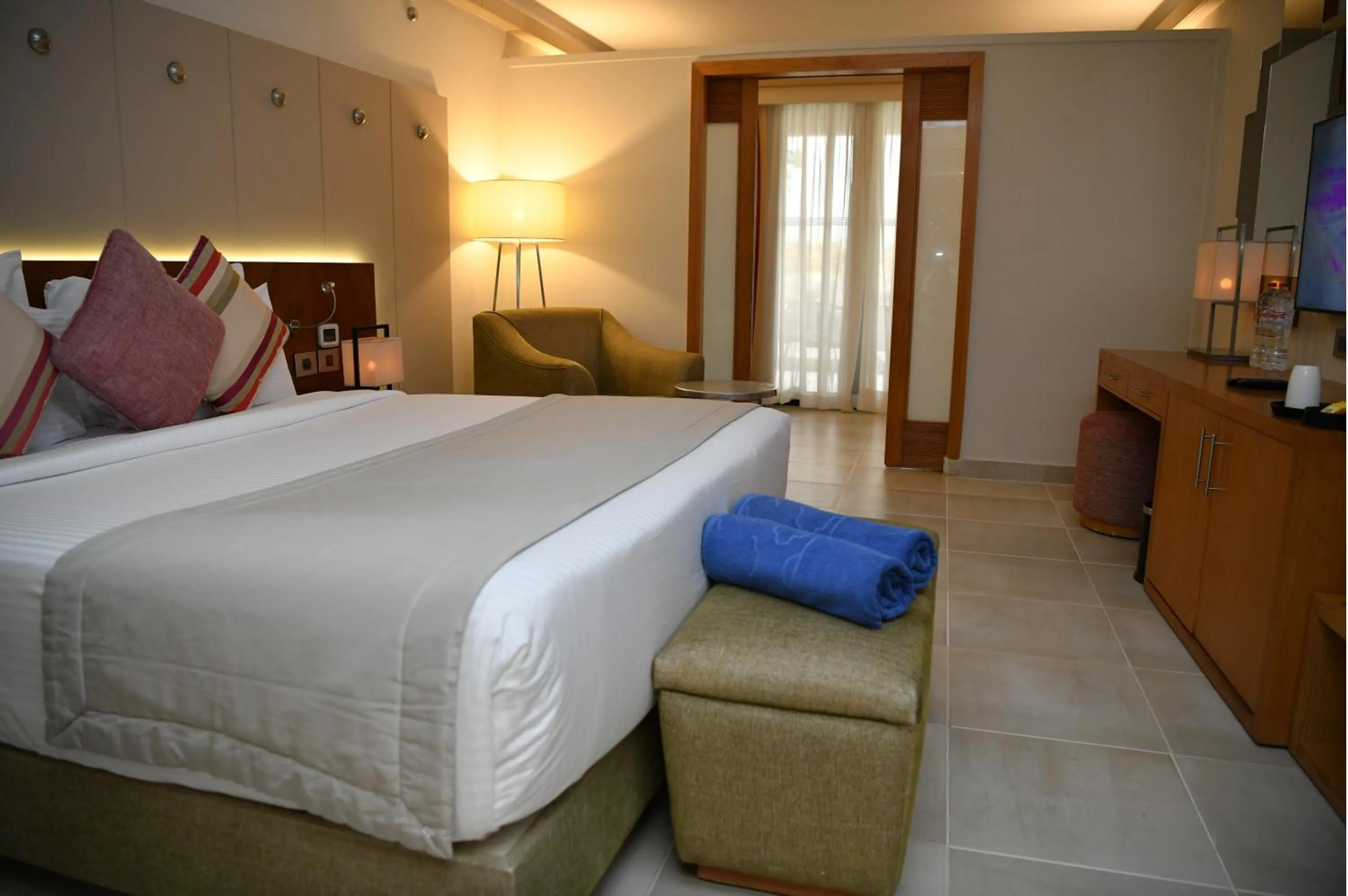 Bedroom, Bed in Coral Sea Imperial "Coral Sea Sensatori"