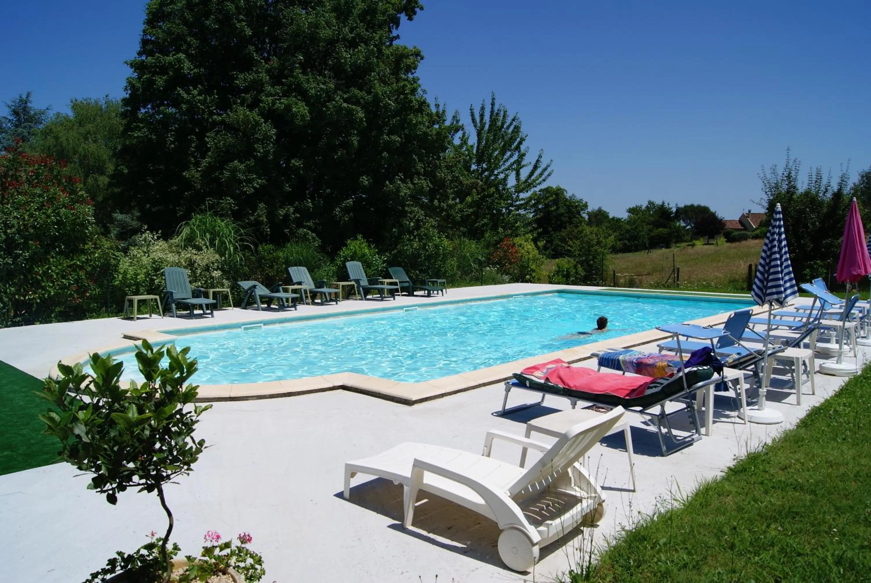 Pool view in Les 4 Saisons