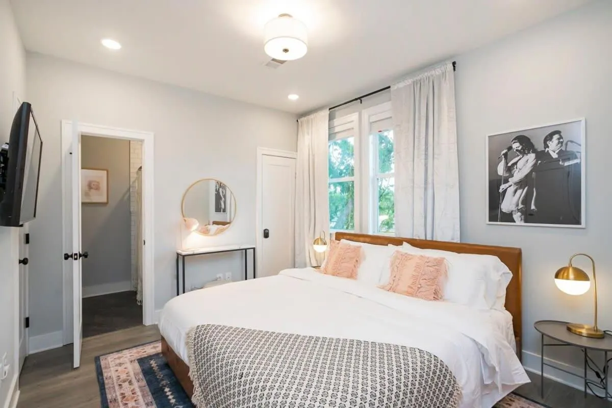 Bed in 3 King Beds in Hip East Nash Home 1 Mile to DWNTN