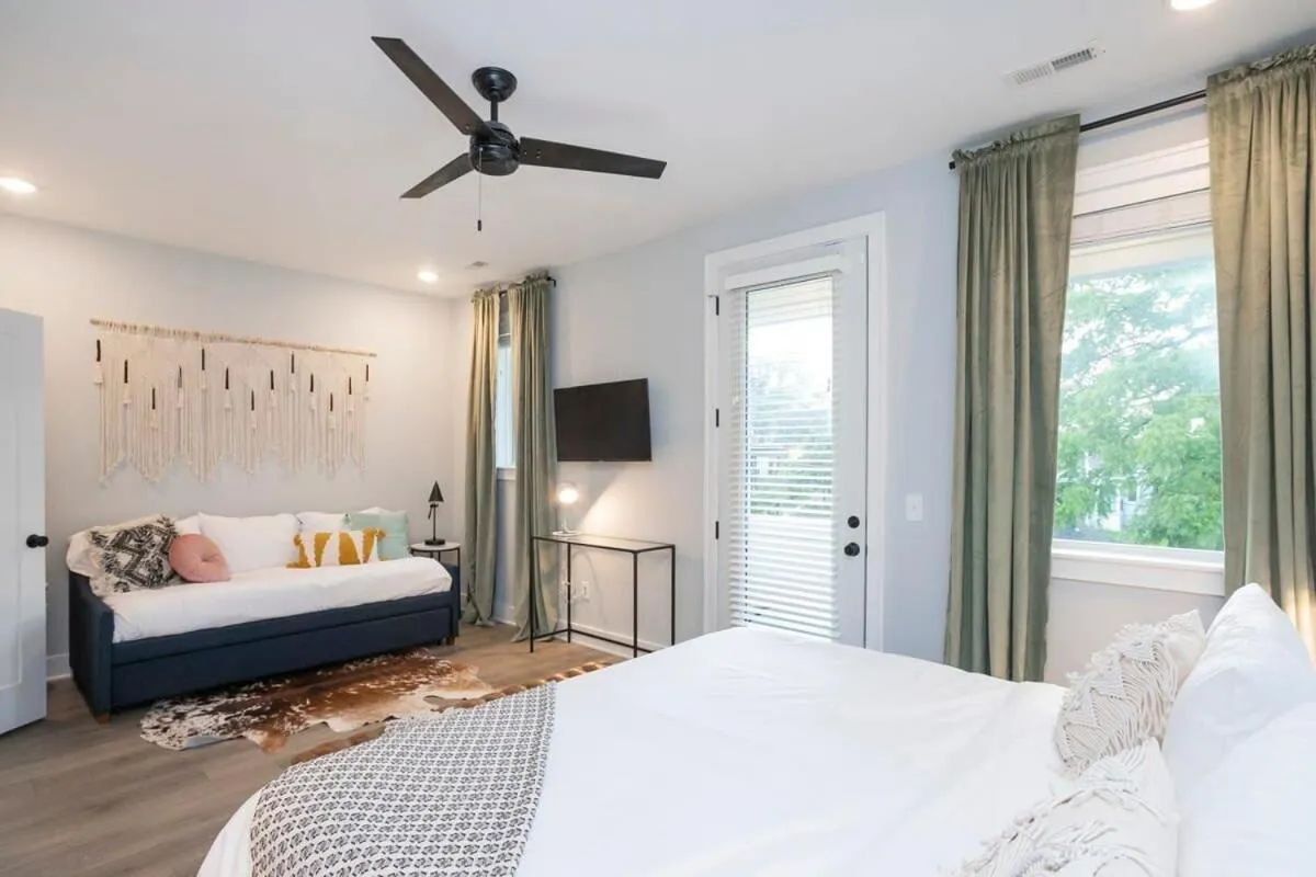 Bed in 3 King Beds in Hip East Nash Home 1 Mile to DWNTN