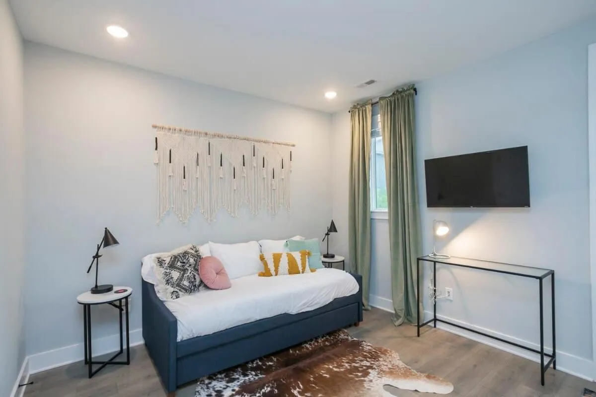 Bed in 3 King Beds in Hip East Nash Home 1 Mile to DWNTN