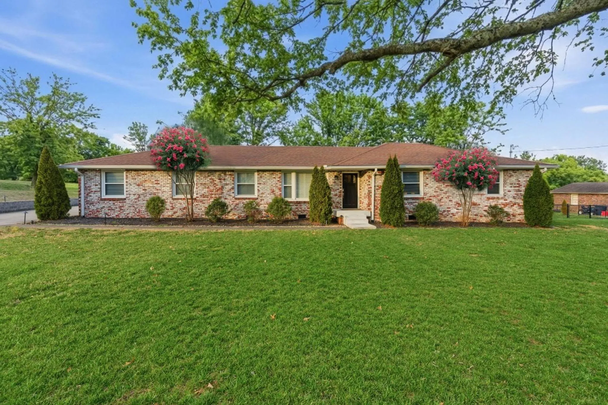 Spacious Modern Ranch 5 Miles to Downtown