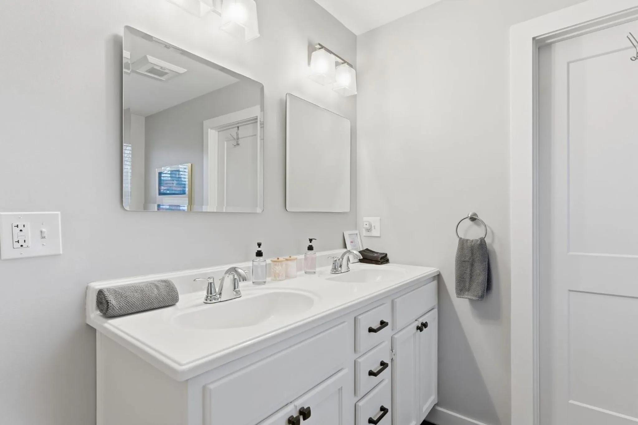 Spacious Modern Ranch 5 Miles to Downtown