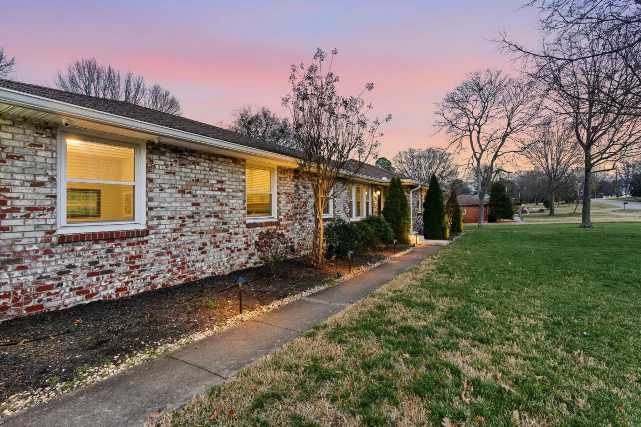 Spacious Modern Ranch 5 Miles to Downtown