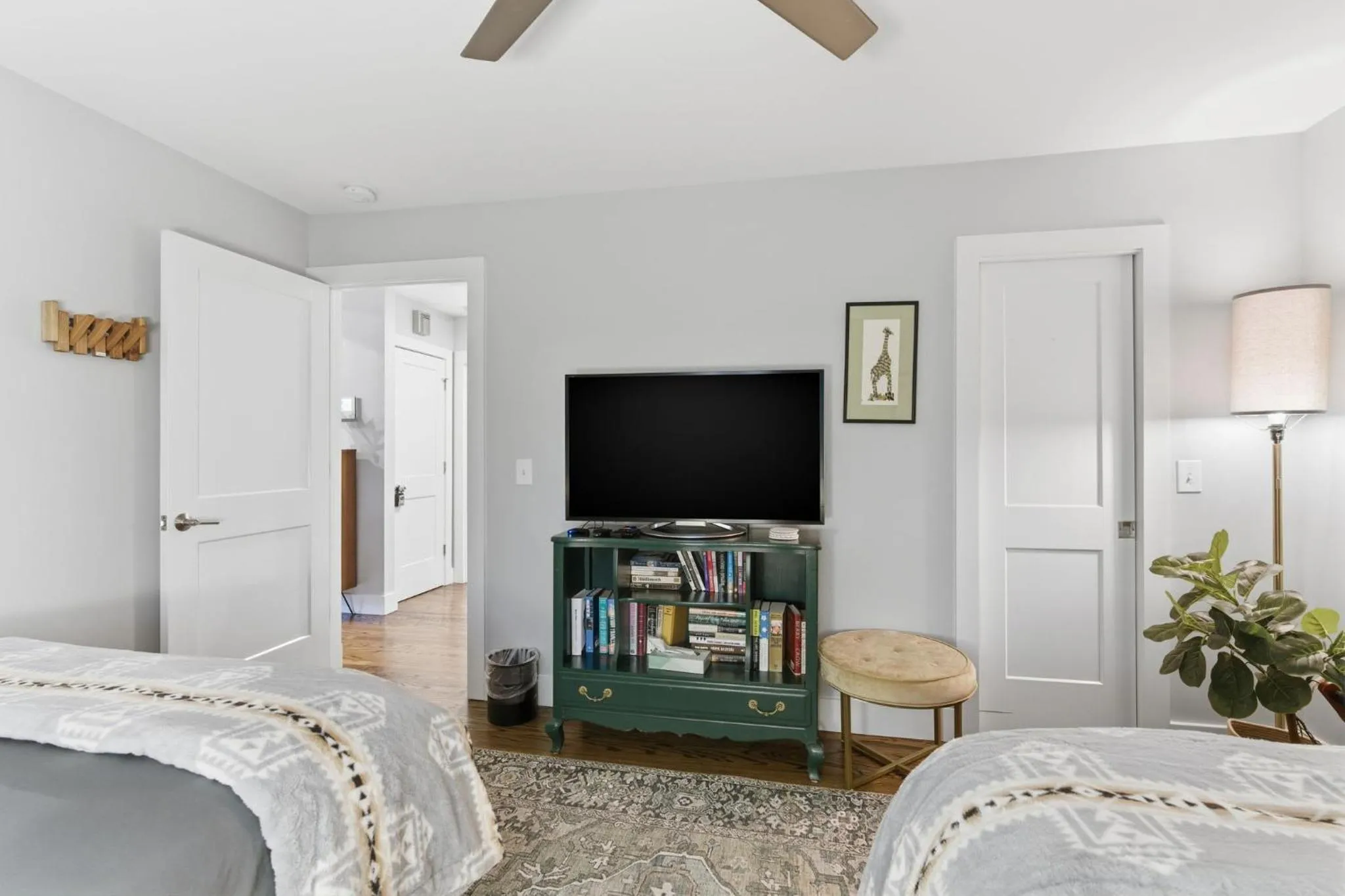 Bed in Spacious Modern Ranch 5 Miles to Downtown