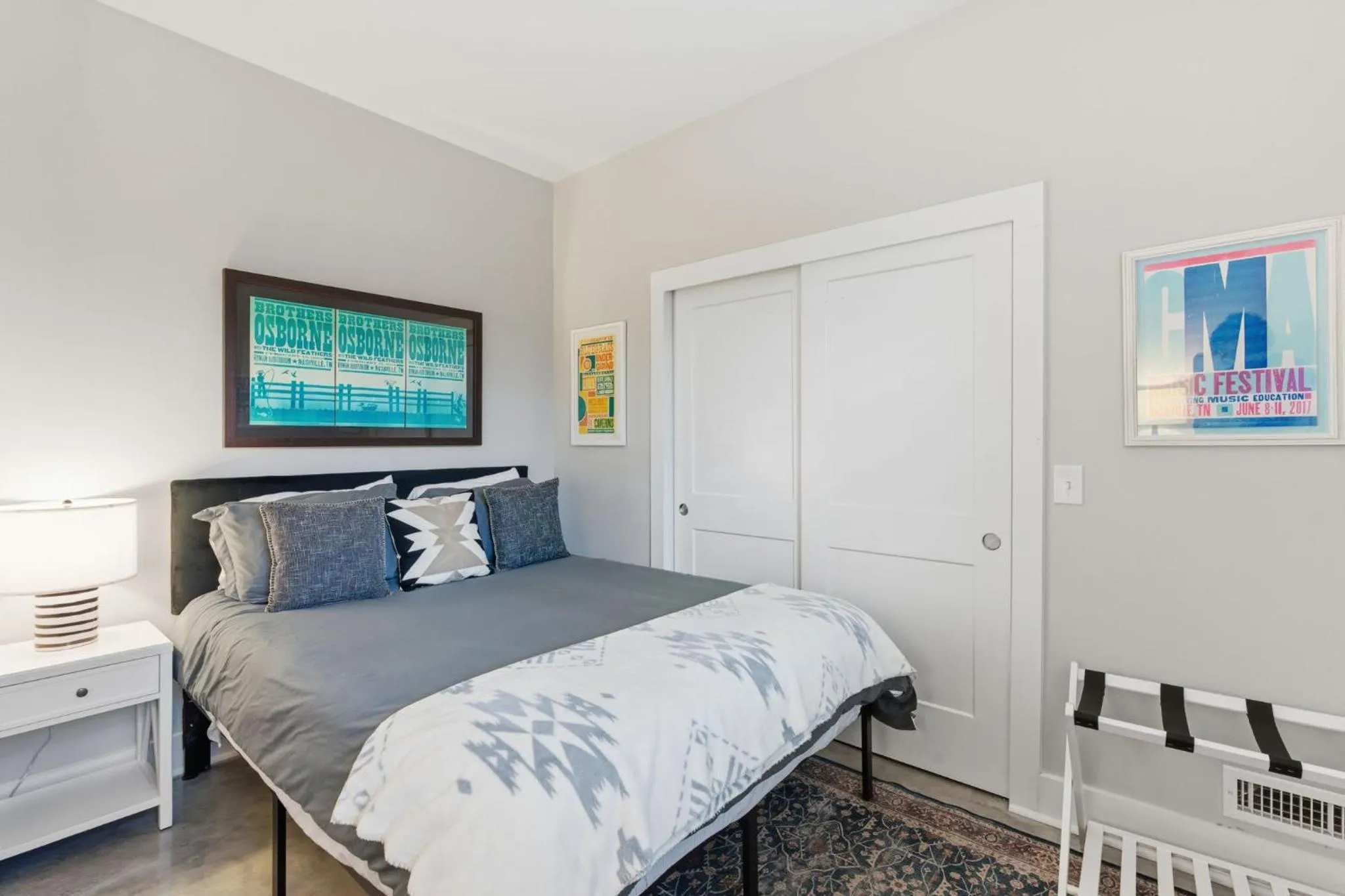 Bed in Spacious Modern Ranch 5 Miles to Downtown