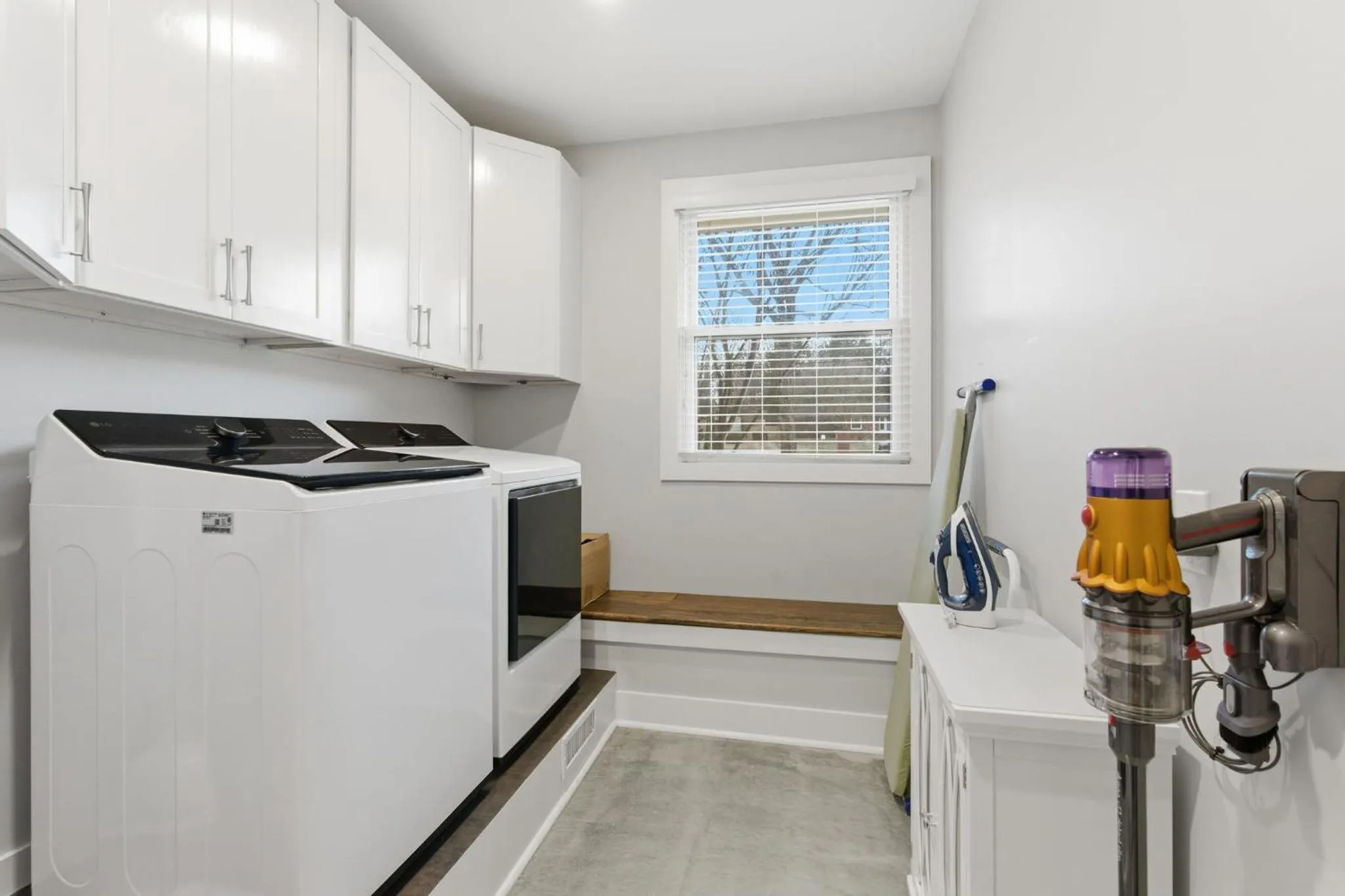 Spacious Modern Ranch 5 Miles to Downtown