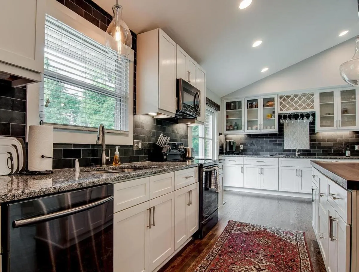 Spacious Modern Ranch 5 Miles to Downtown