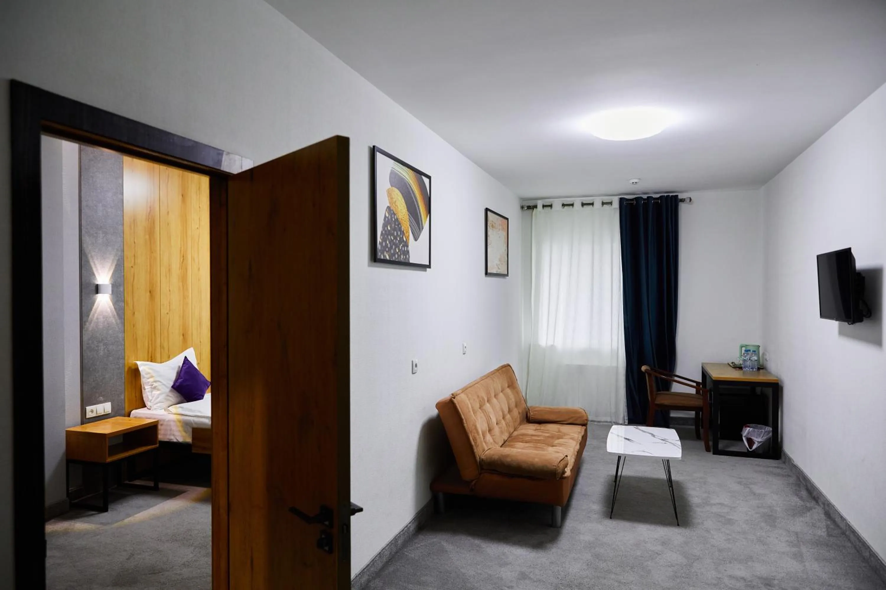 Living room, Bed in Art Plaza Hotel