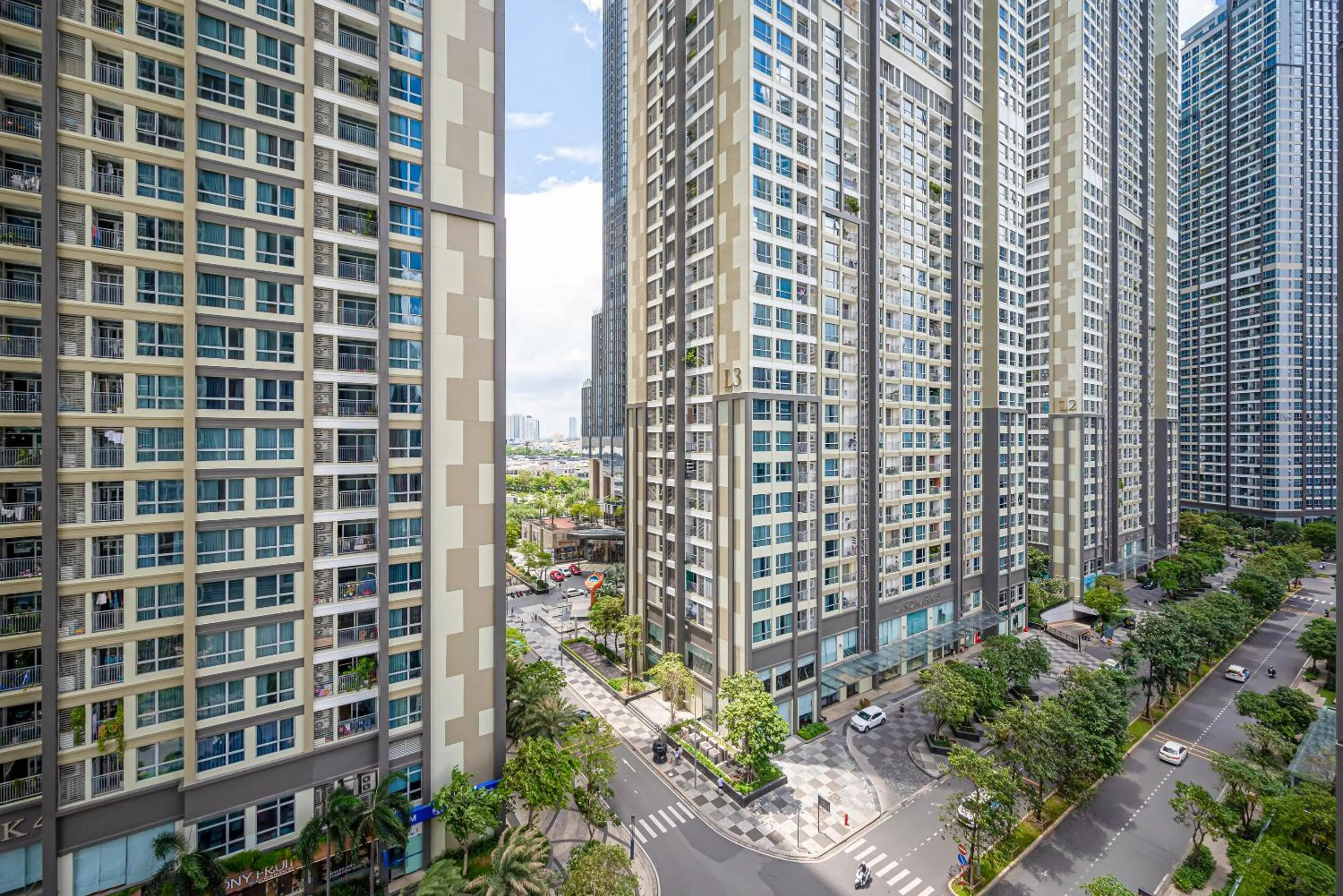 Street view in CeLaVie Serviced Apartment - The Vinhomes and Landmark