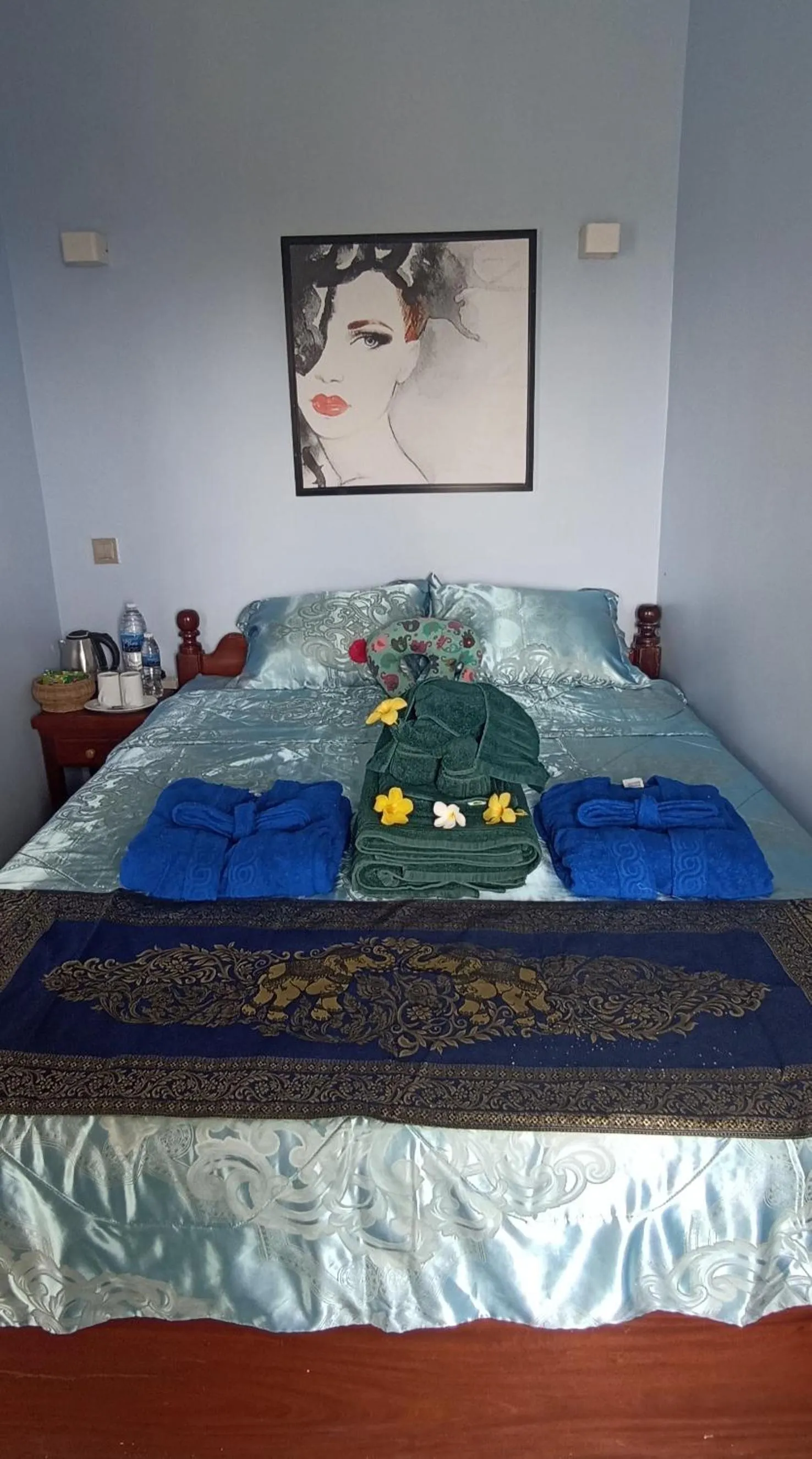 Bed in Hawaii Lounge