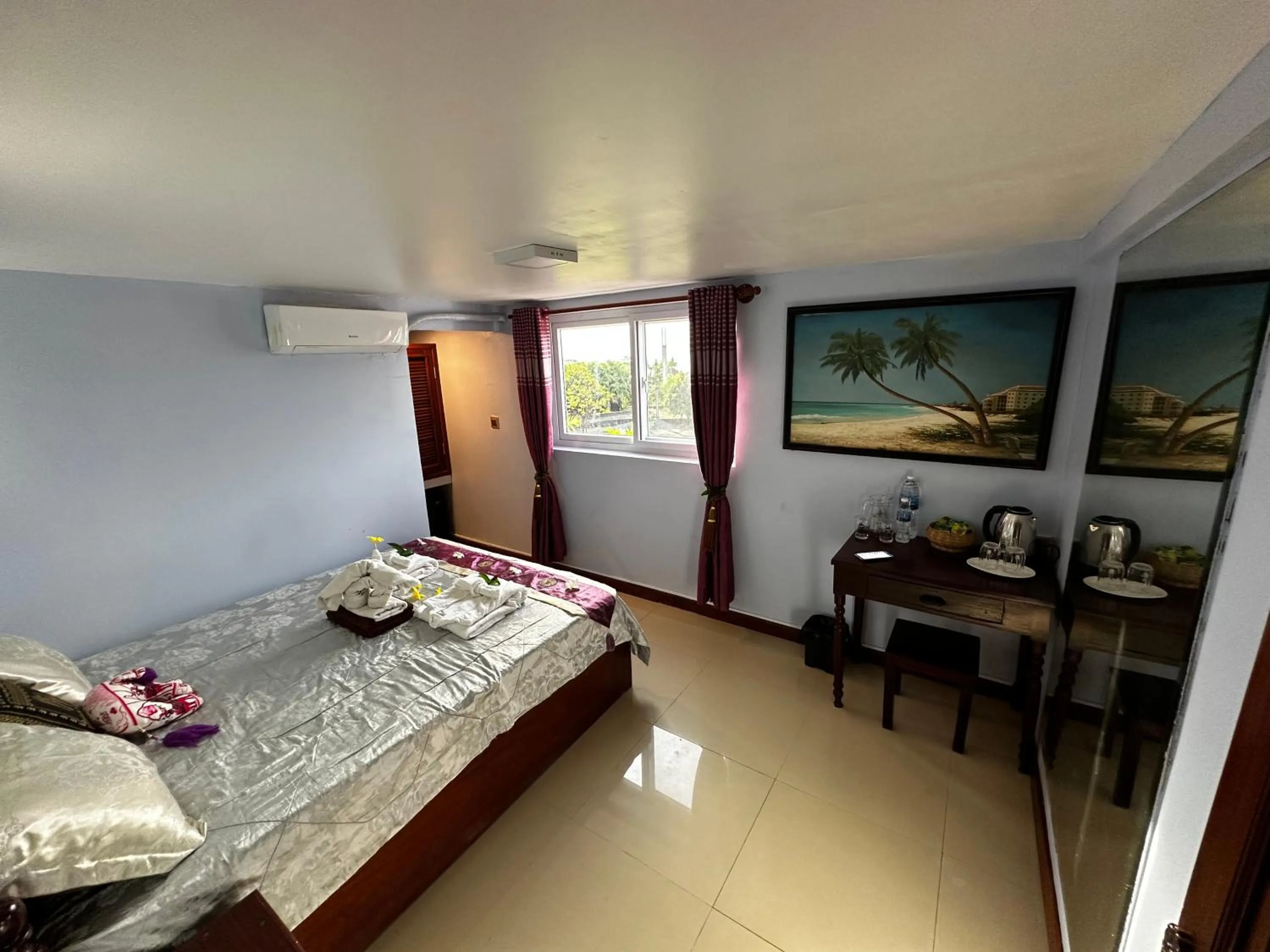 Bed in Hawaii Lounge