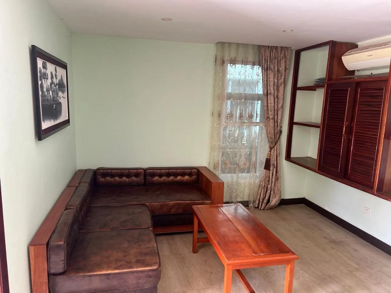 Seating area in Hawaii Lounge