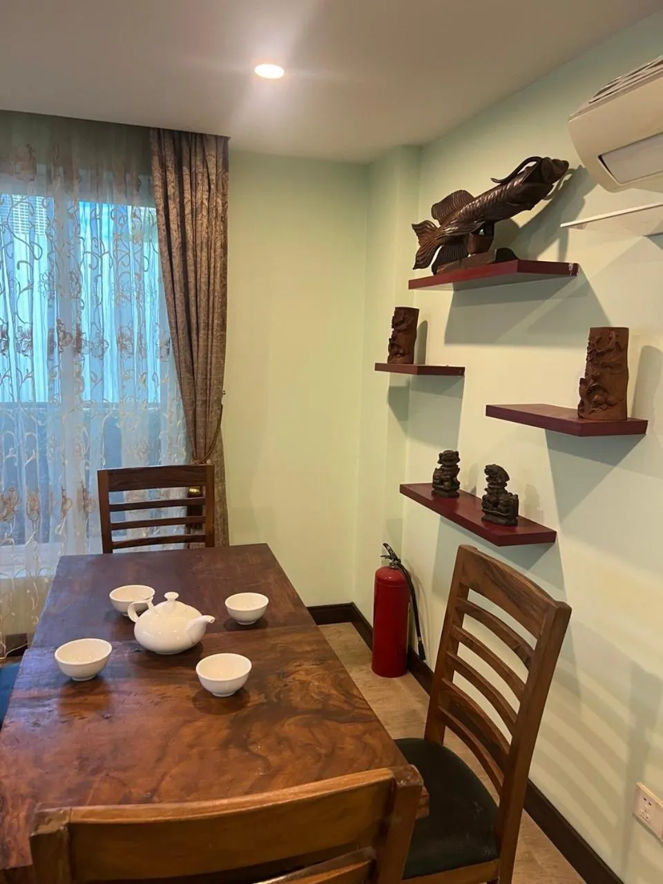 Seating area in Hawaii Lounge