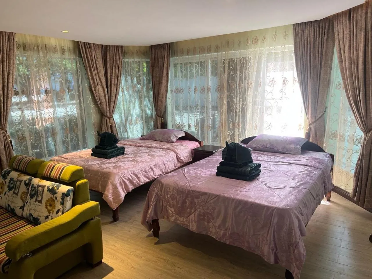 Bed in Hawaii Lounge