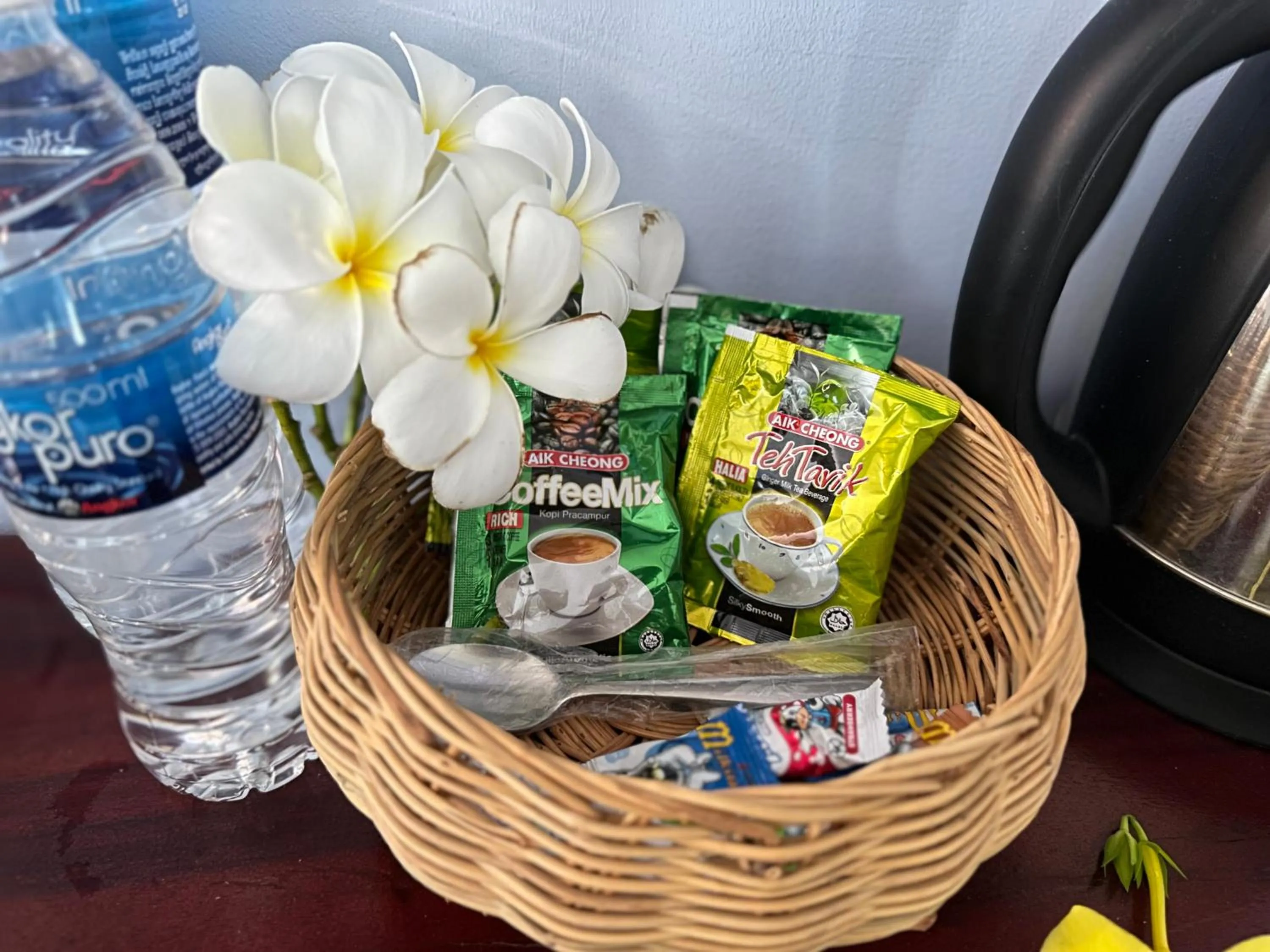 Food and drinks in Hawaii Lounge