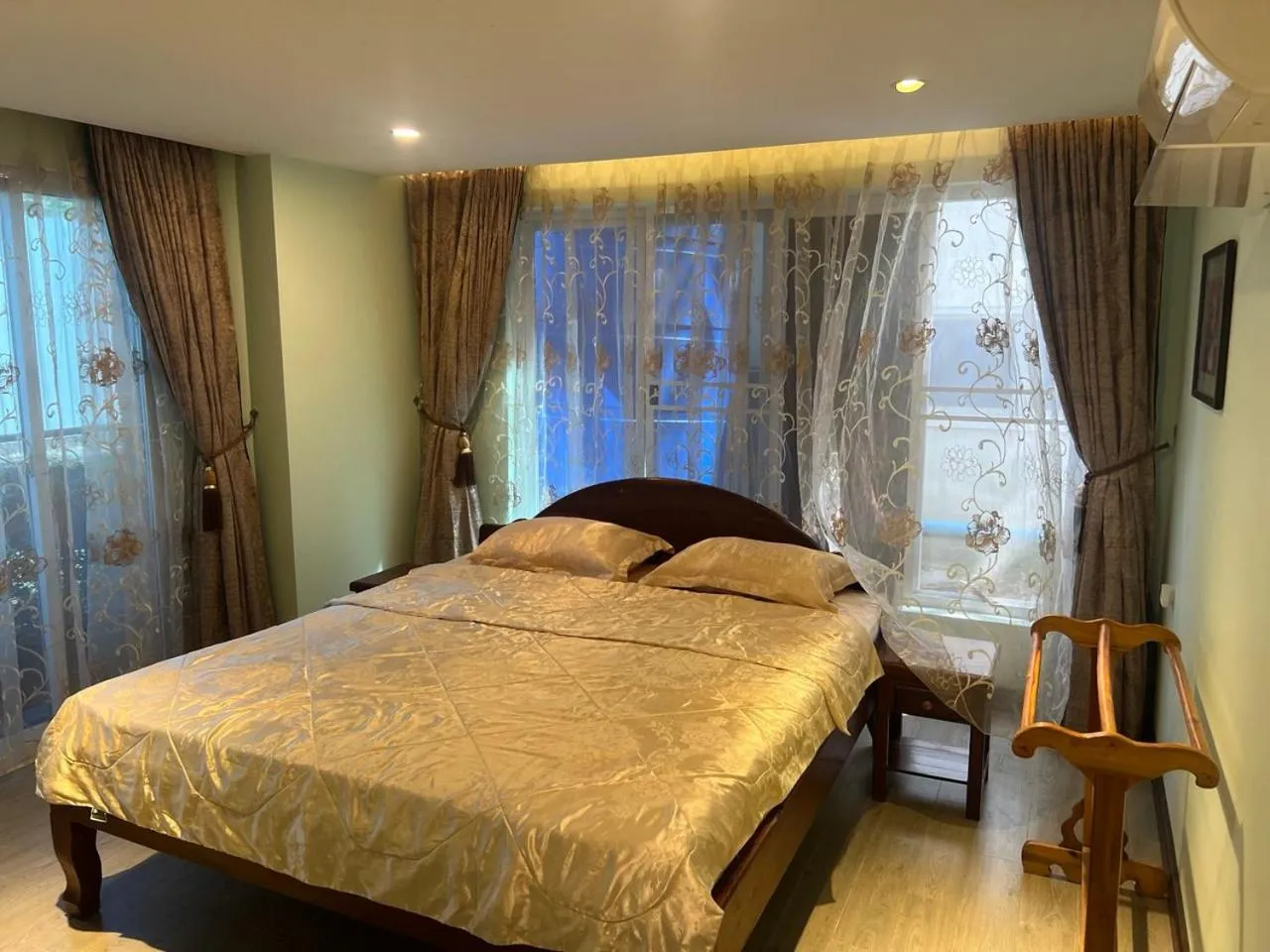 Bed in Hawaii Lounge